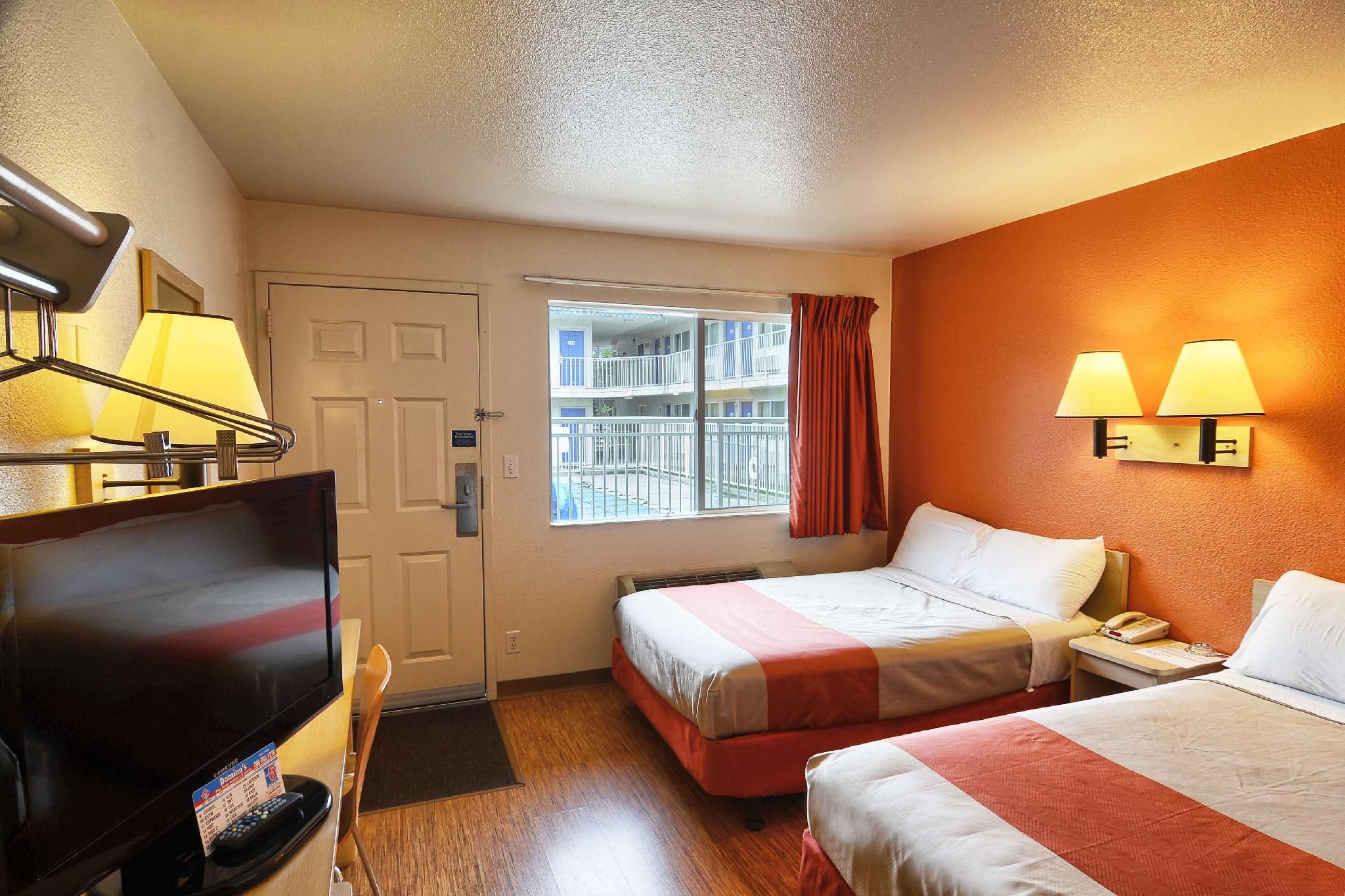 2 Full Beds |