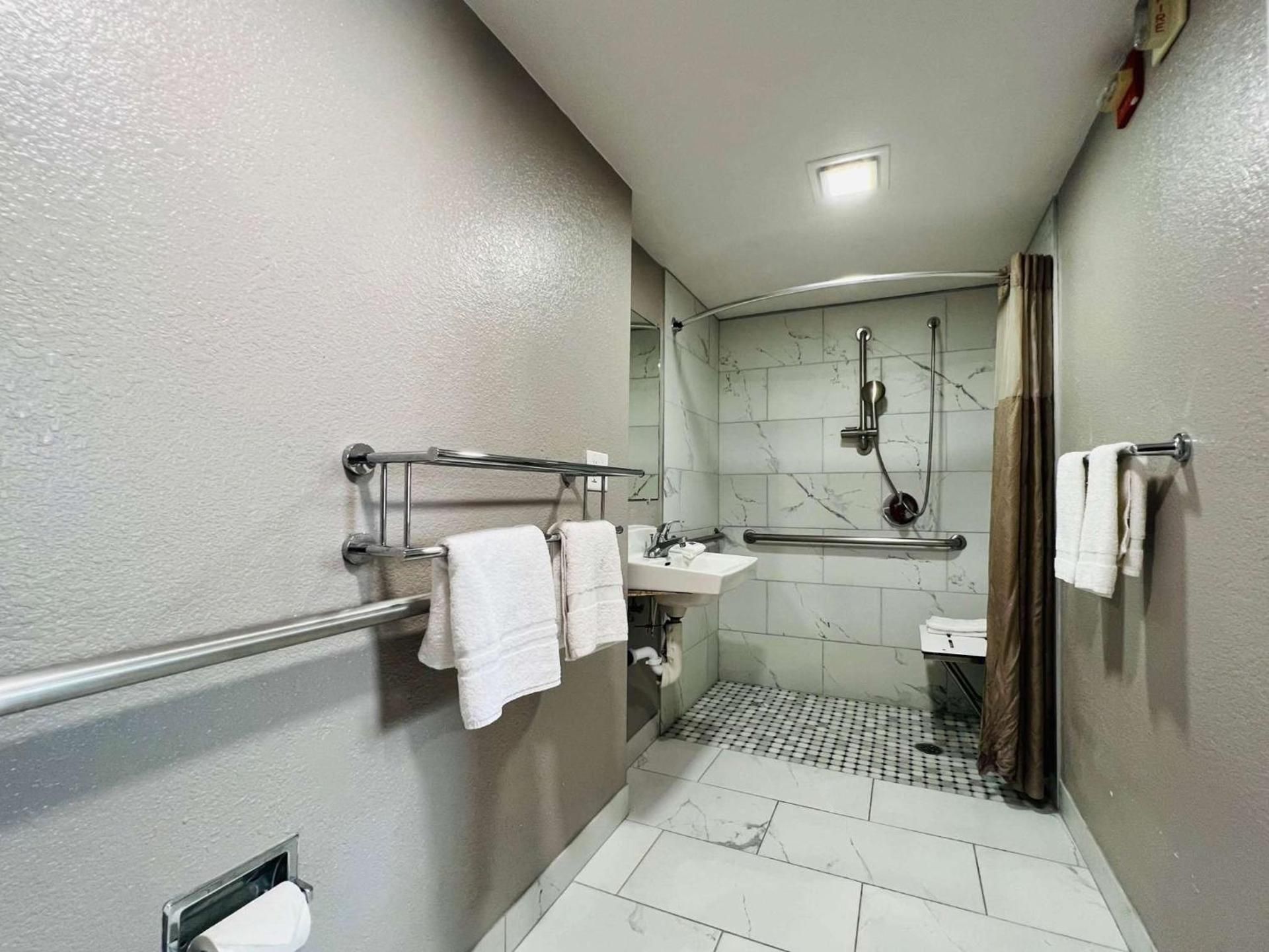 Motel 6 La Mesa, CA - San Diego Queen Room - Disability Access - Roll in Shower 3