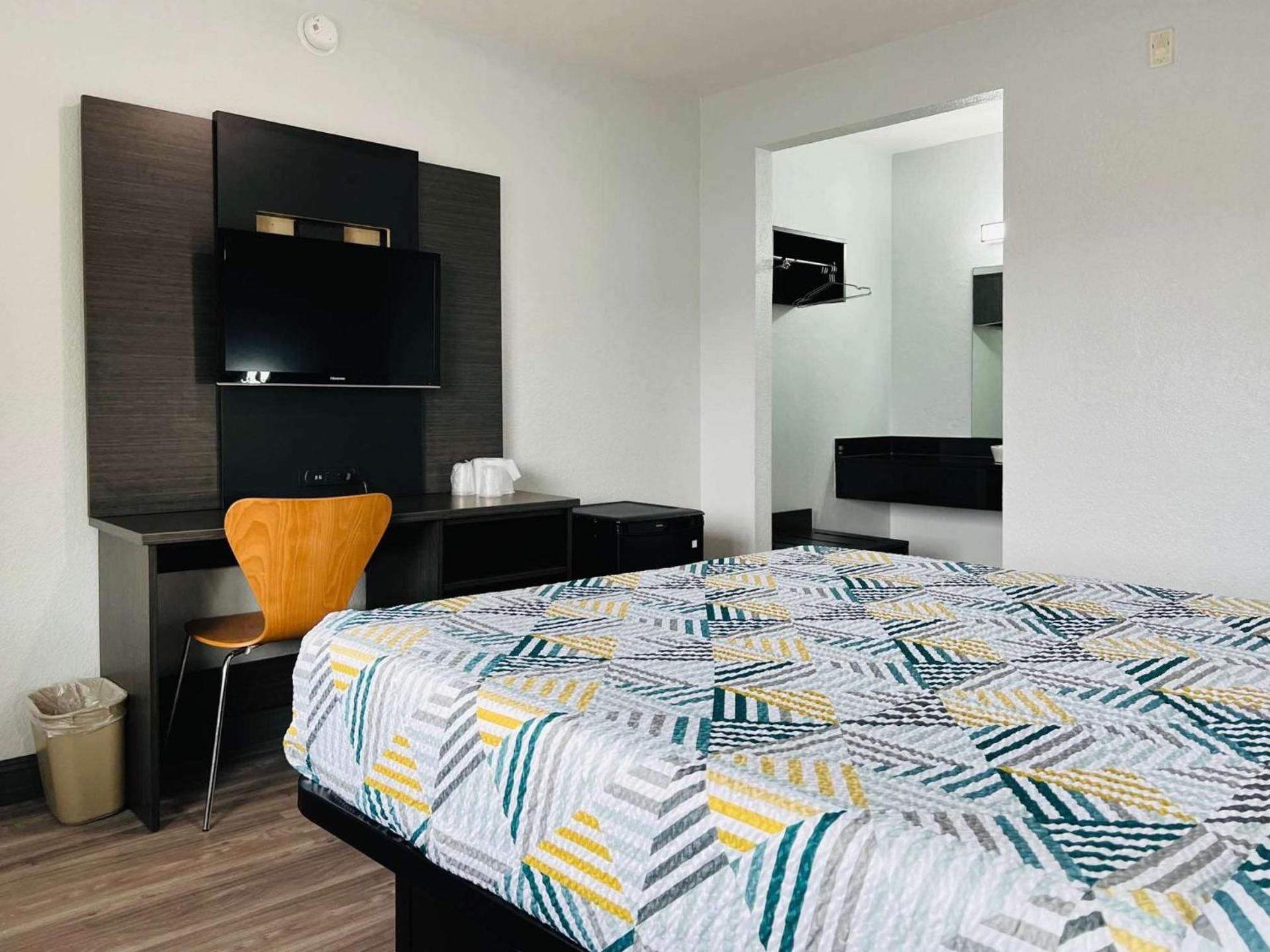 Motel 6 La Mesa, CA - San Diego Queen Room - Disability Access - Roll in Shower 2