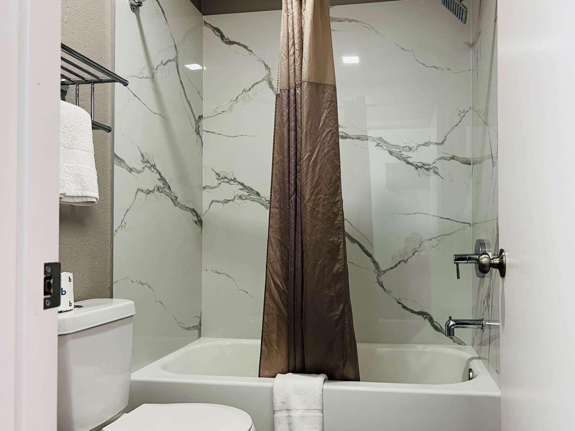 Motel 6 La Mesa, CA - San Diego 1 Queen Bed | ADA/RI Shower 3