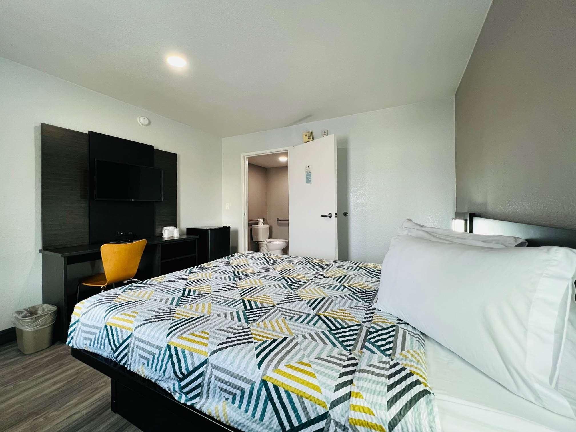 1 Queen bed, Roll in Shower