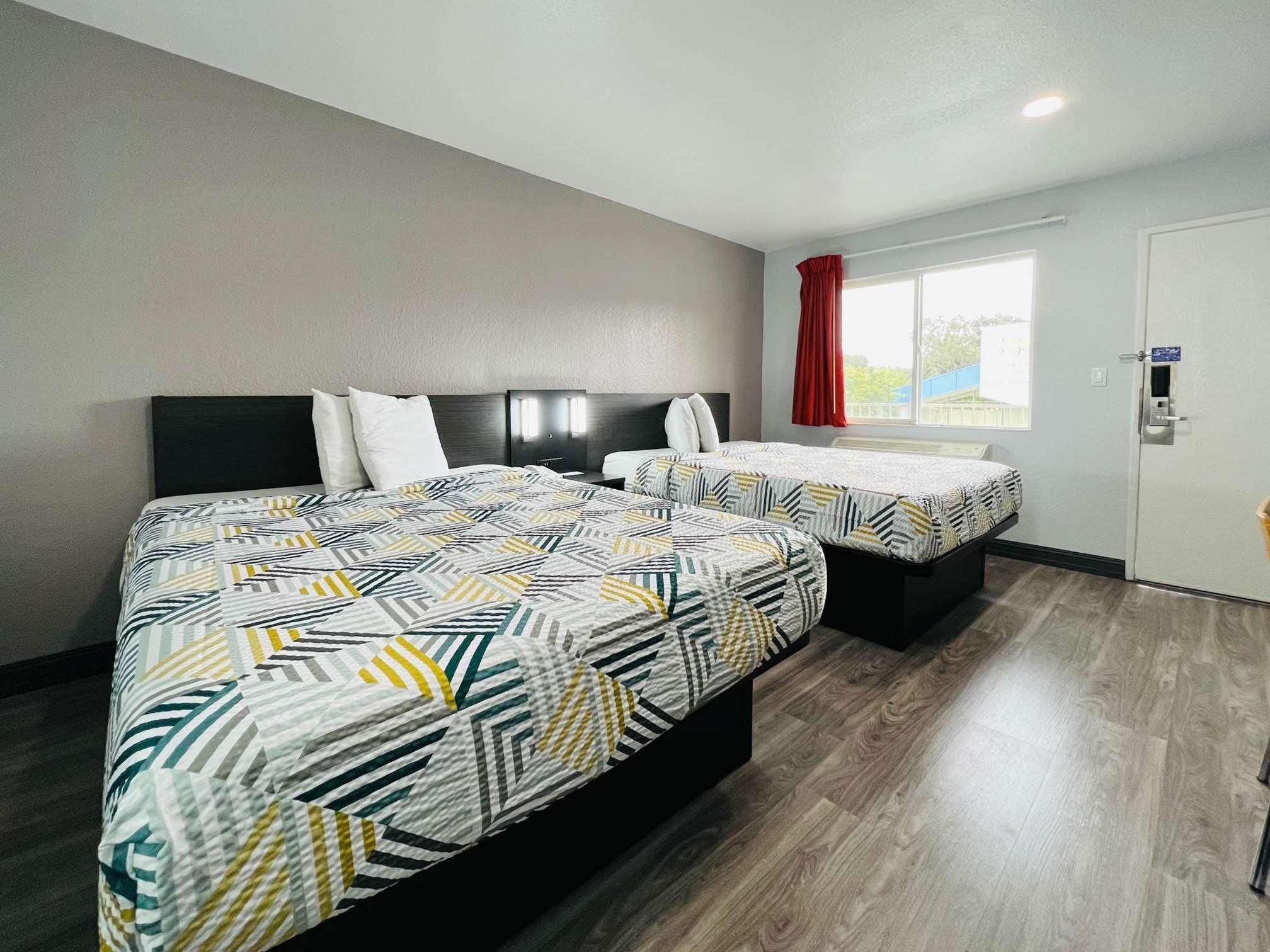 2 Queen Beds | Mini Fridge