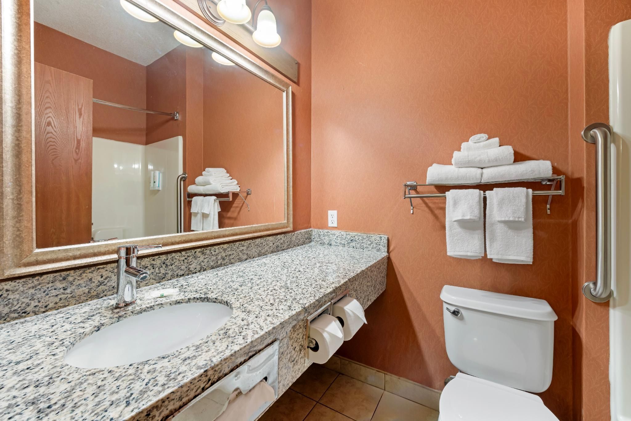 Quality Inn 1 Queen Bed, Suite, Nonsmoking 2