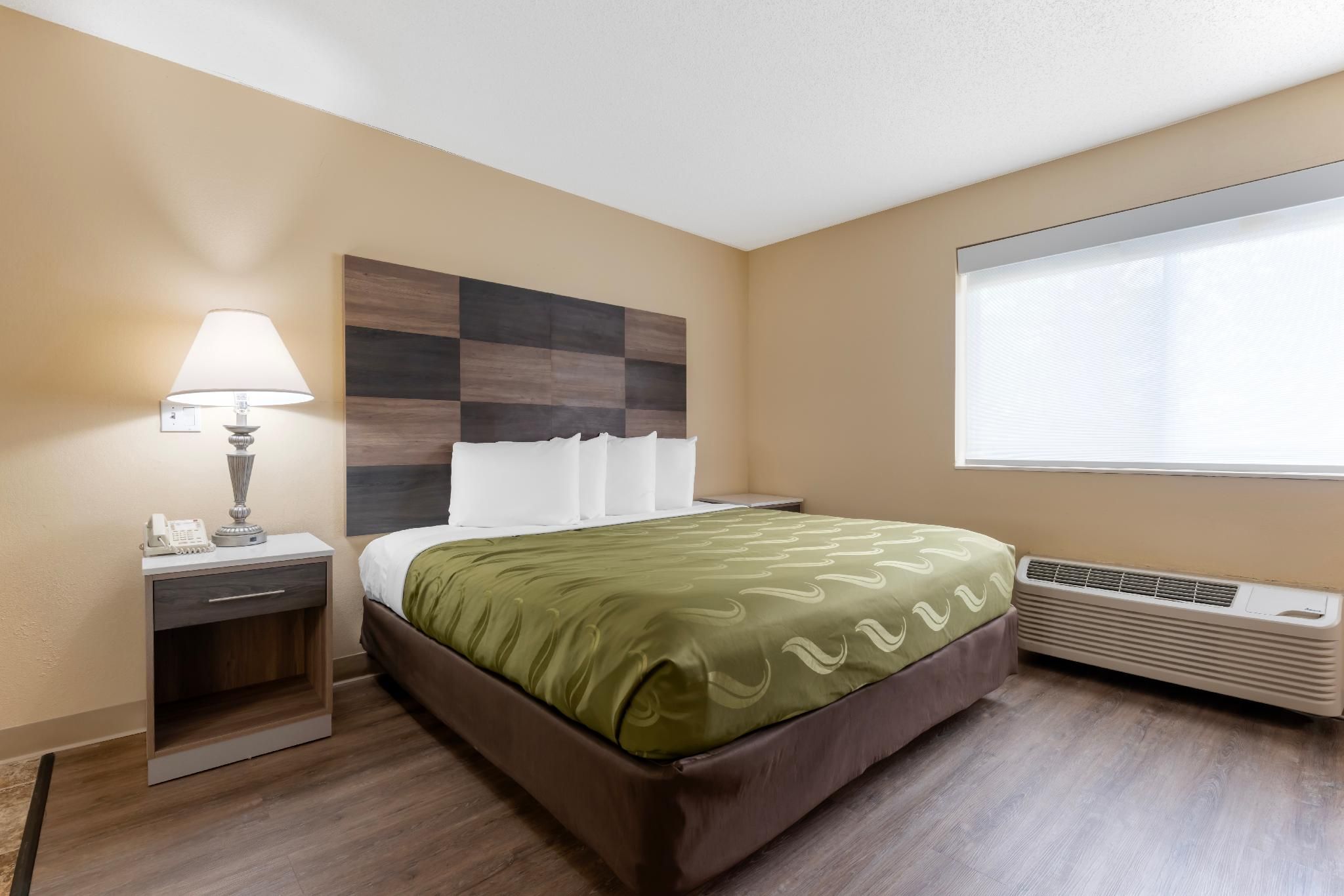 Quality Inn 1 King Bed, Suite, Nonsmoking 2