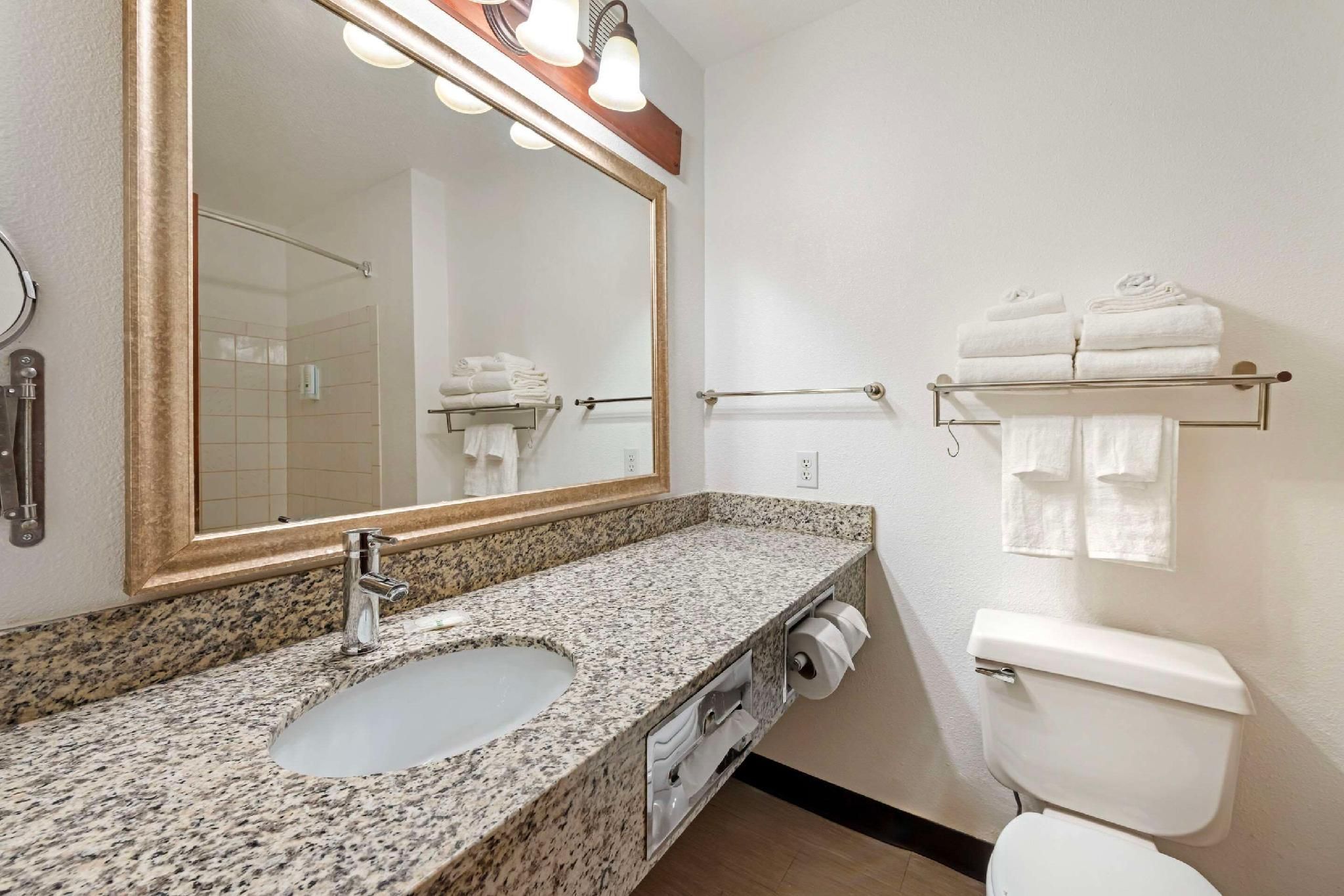 Quality Inn 2 Queen Beds, Suite, Nonsmoking 3