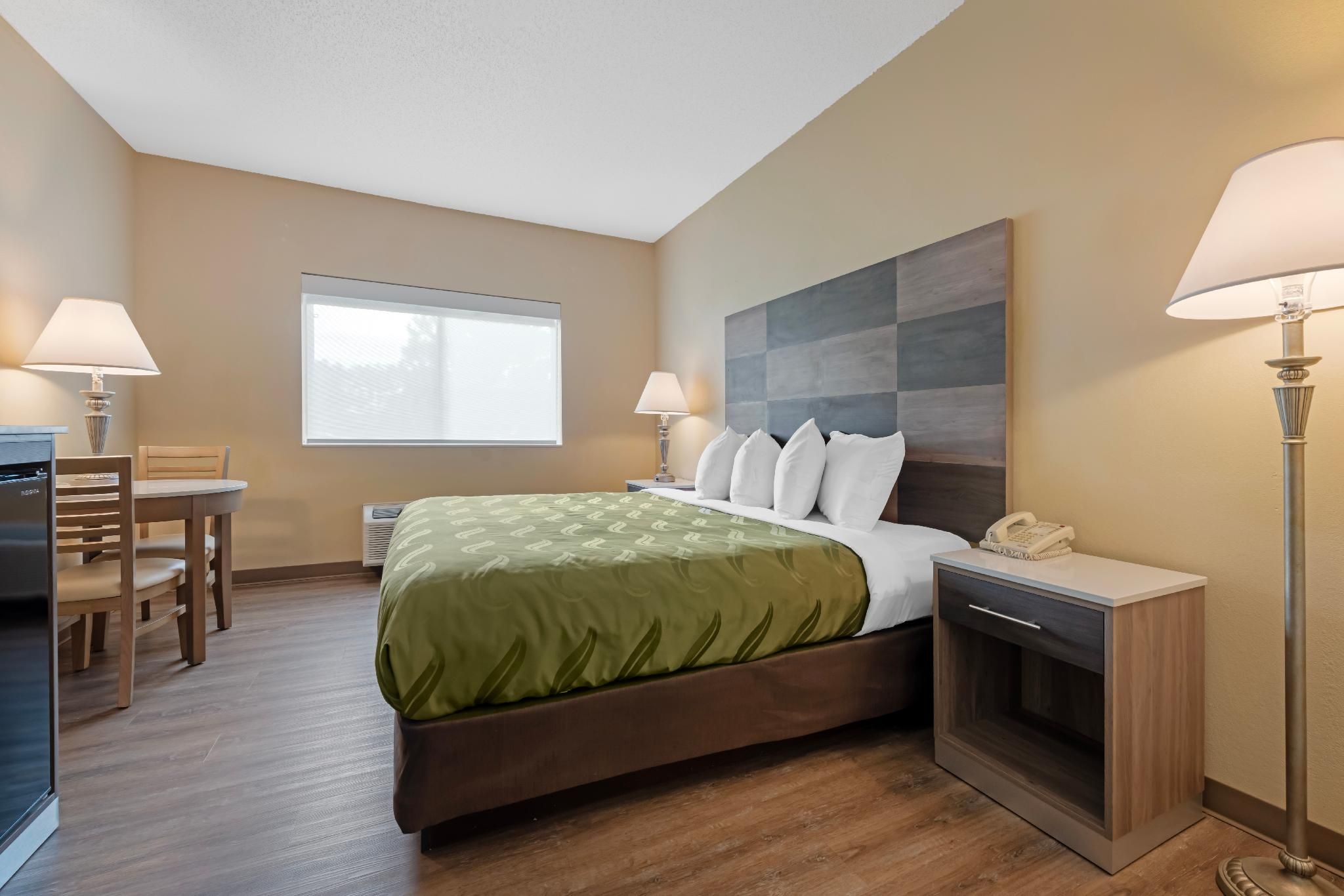 1 King Bed, Nonsmoking