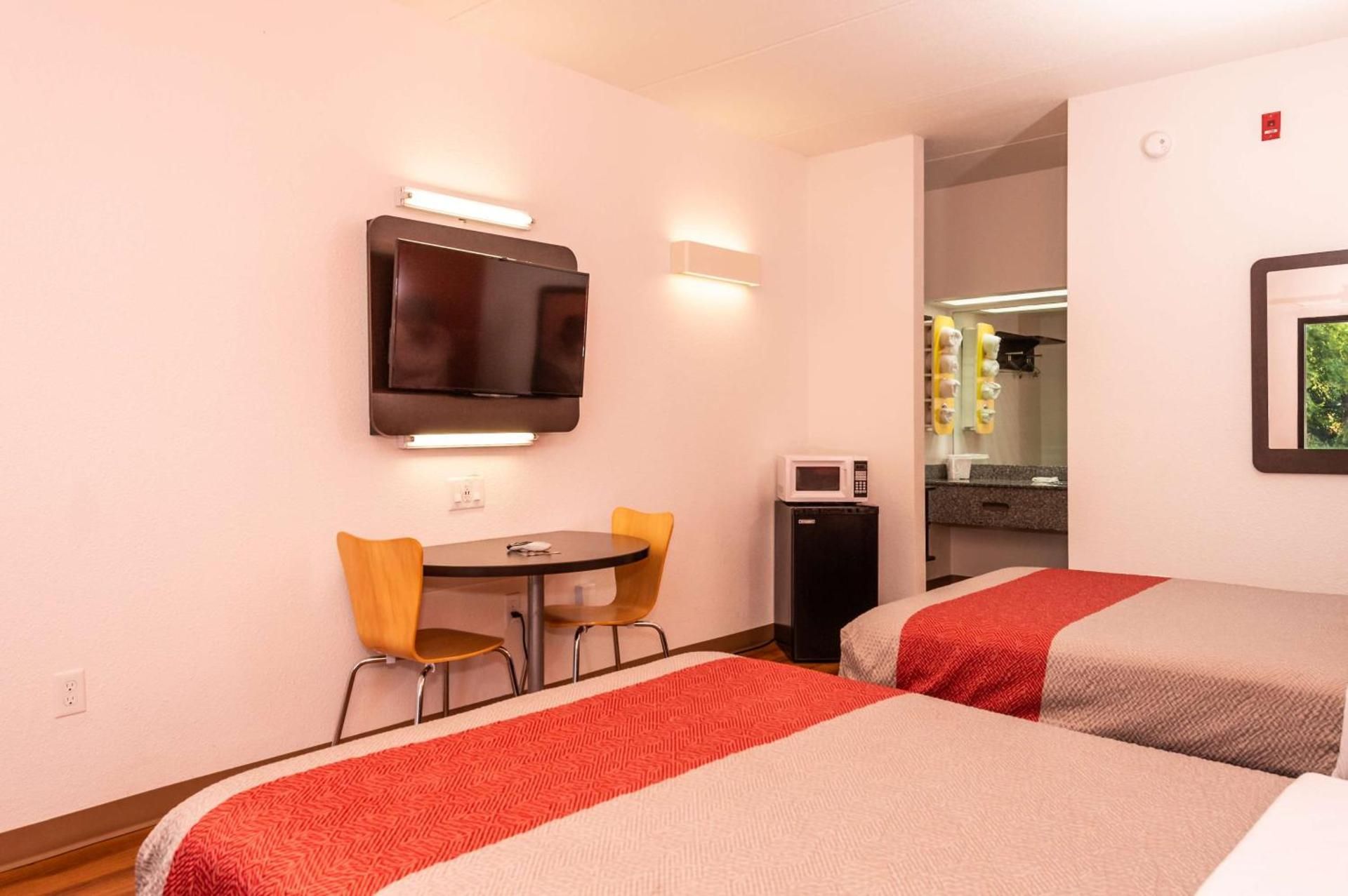 Motel 6 Kingsport, TN Deluxe Quadruple Room - Non-Smoking 3