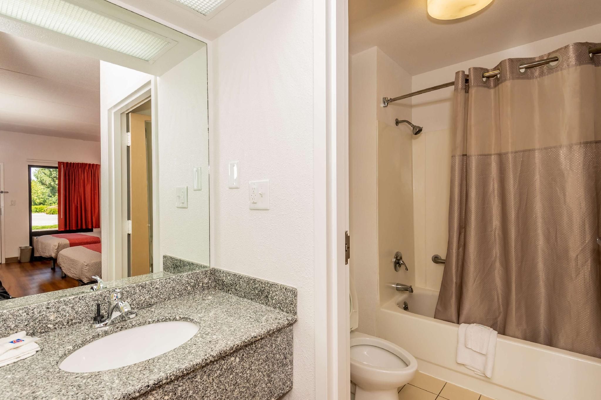 Motel 6 Kingsport, TN 1 KING BED | MOBILITY ACCESSIBLE - MICFRIDGE - NON-SMOKING 2