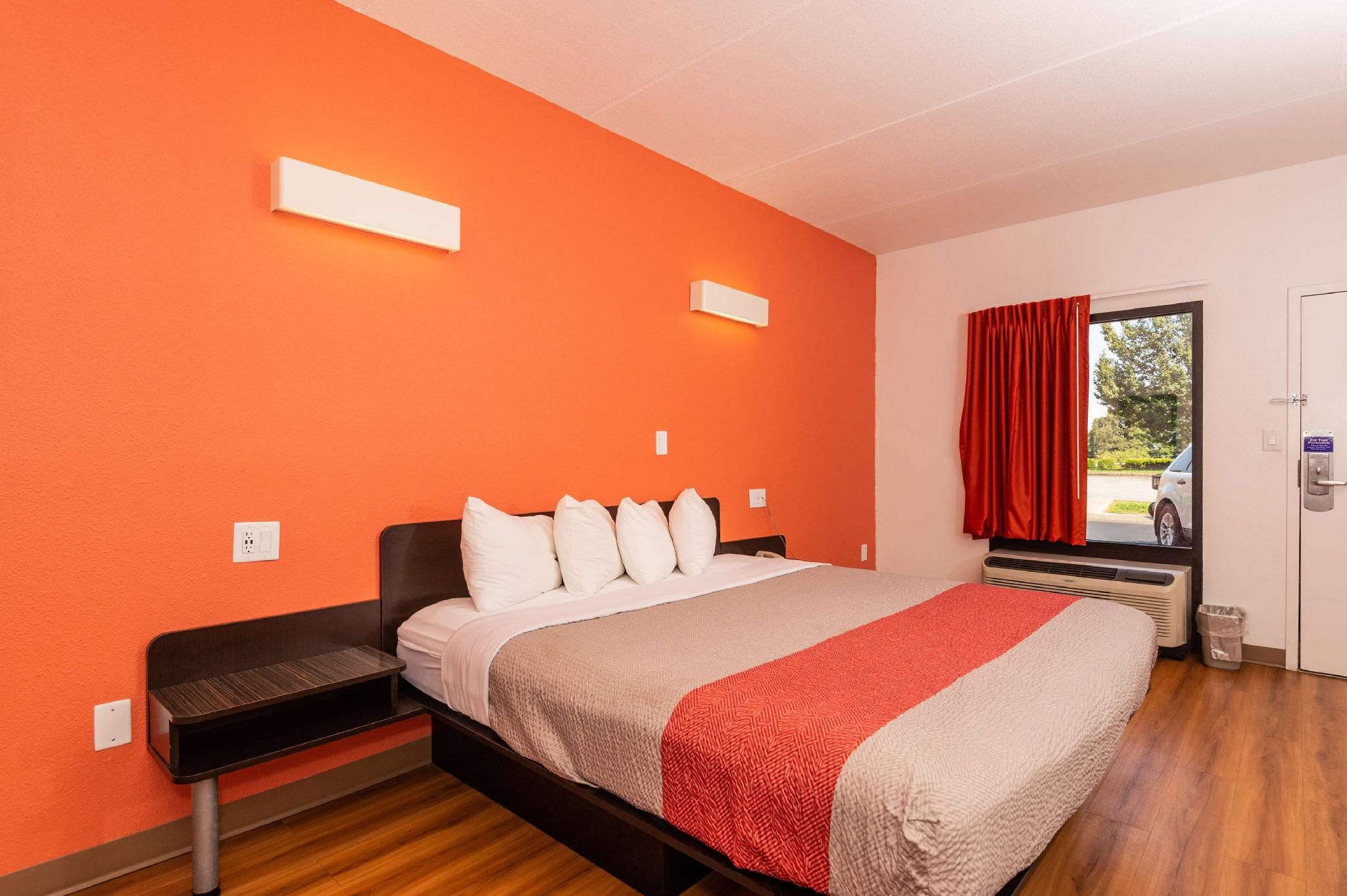 Motel 6 Kingsport, TN 1 KING BED | MOBILITY ACCESSIBLE - MICFRIDGE - NON-SMOKING