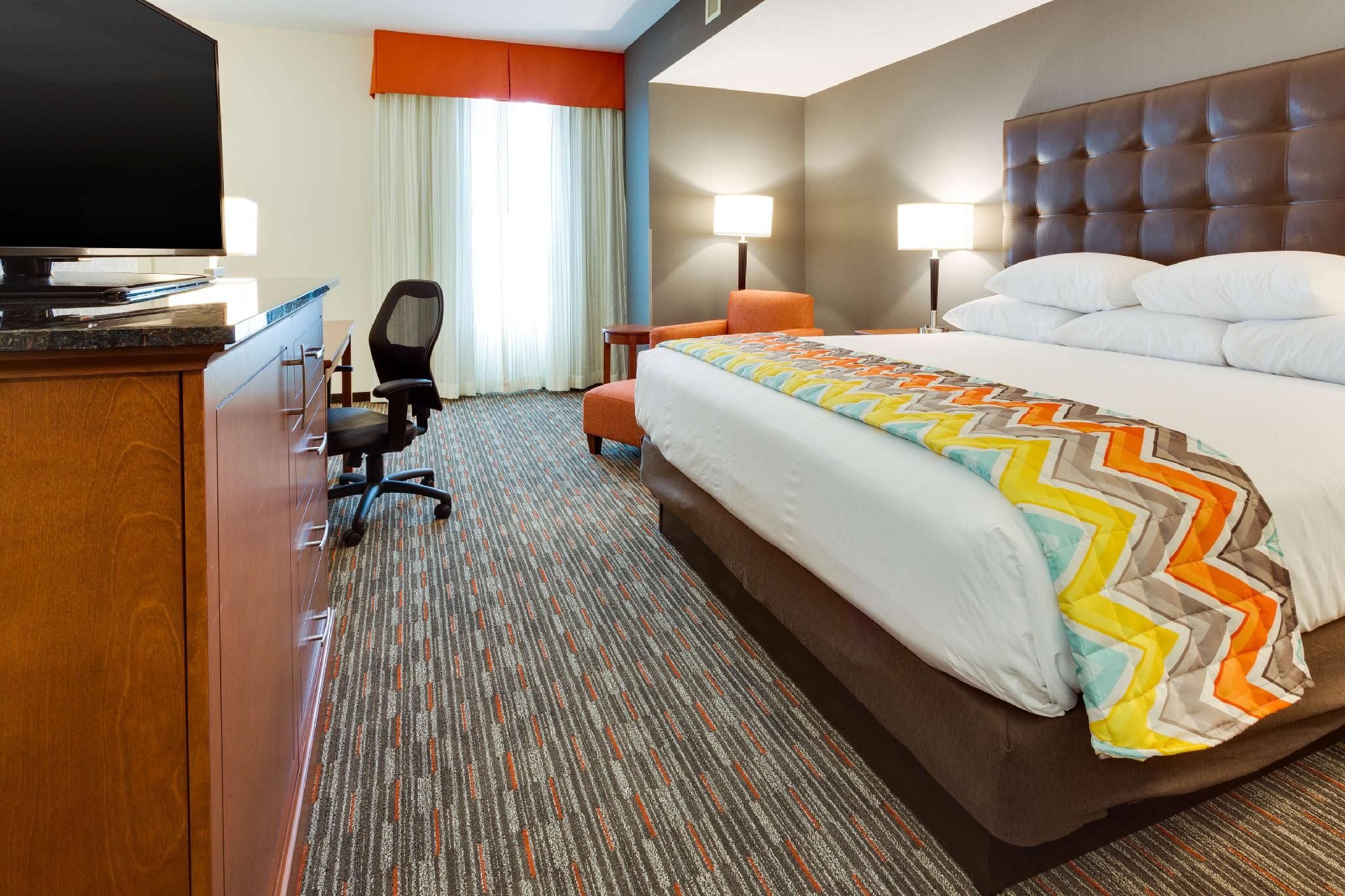 1 King Bed Upper Floor Oversized Room