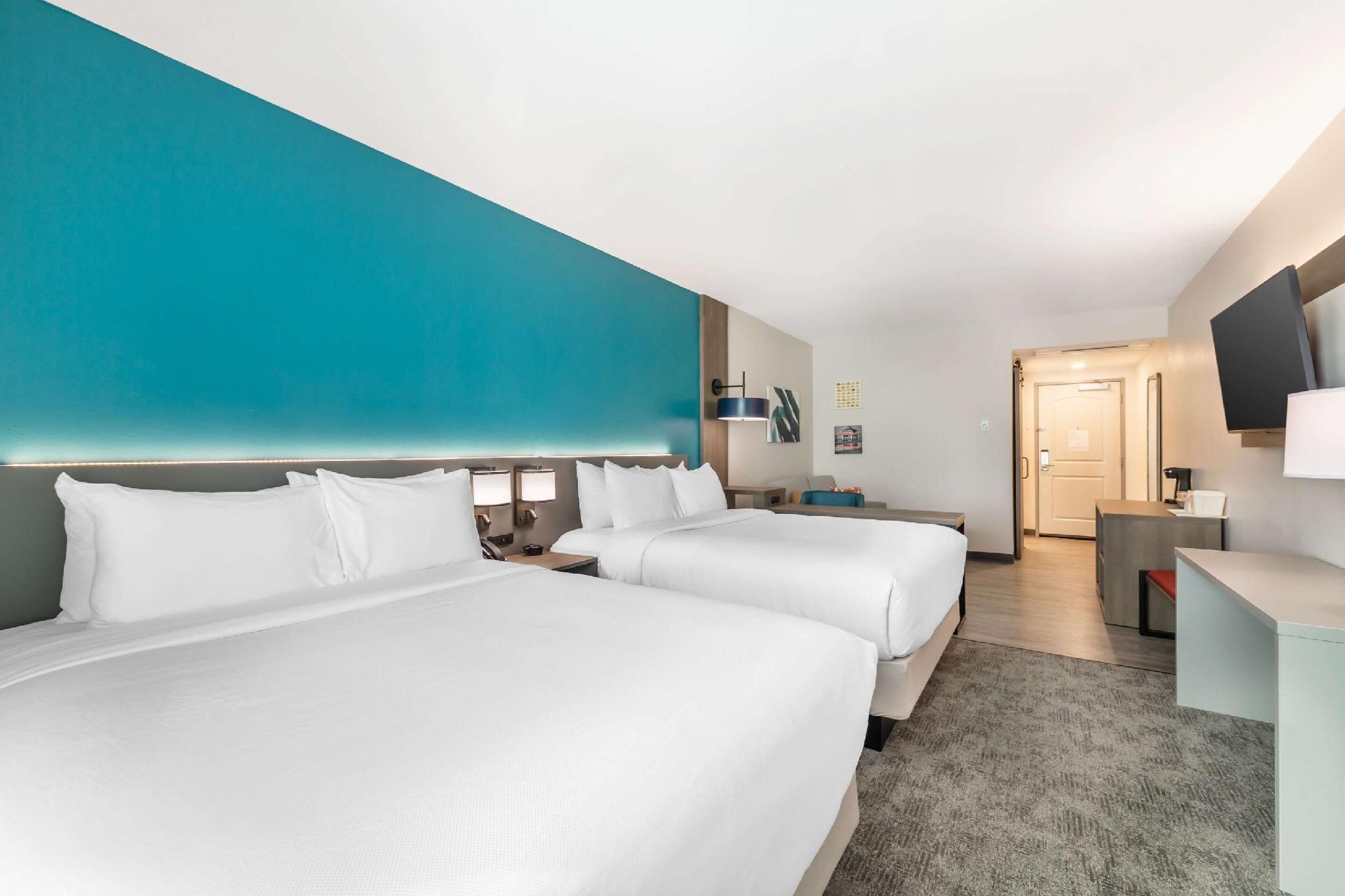 2 Queen Beds, Suite, Nonsmoking