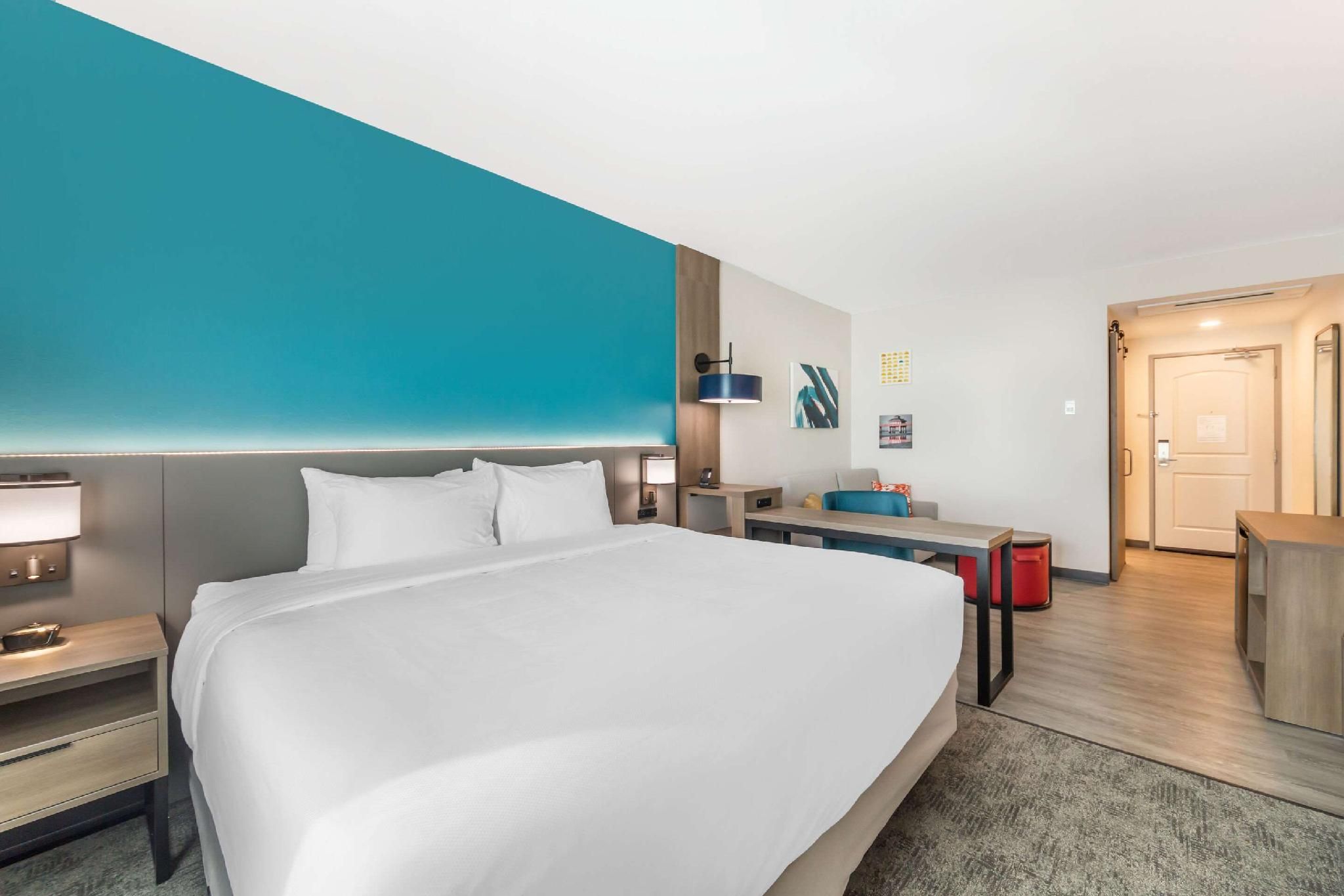 1 King Bed, Suite, Nonsmoking, Accessible