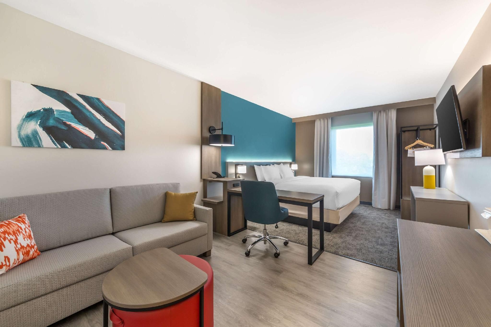 1 King Bed, Suite, Nonsmoking