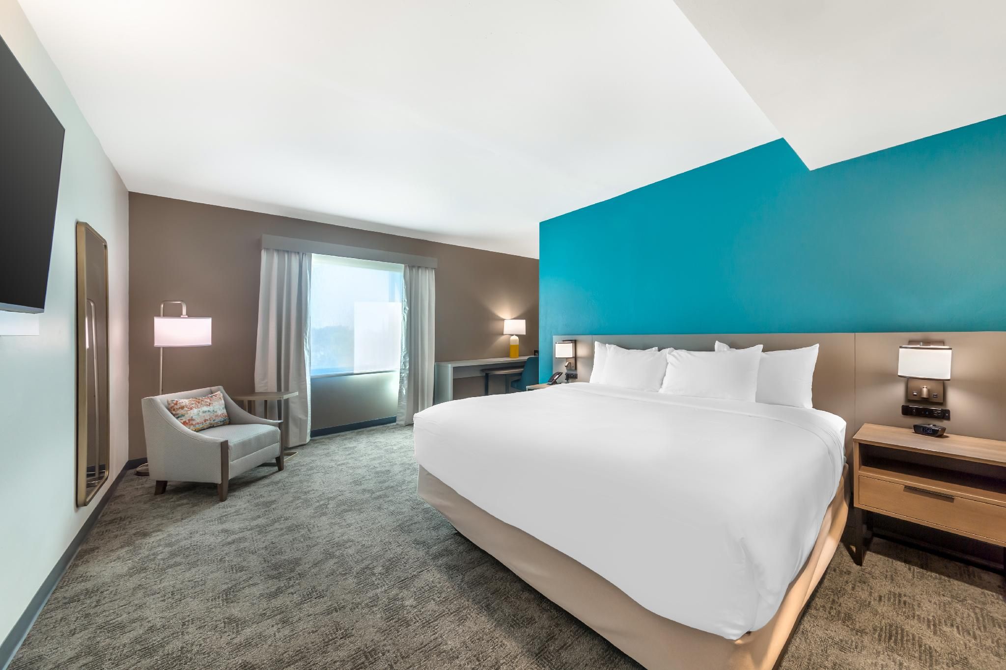 1 King Bed, Suite, Nonsmoking, Upgrade