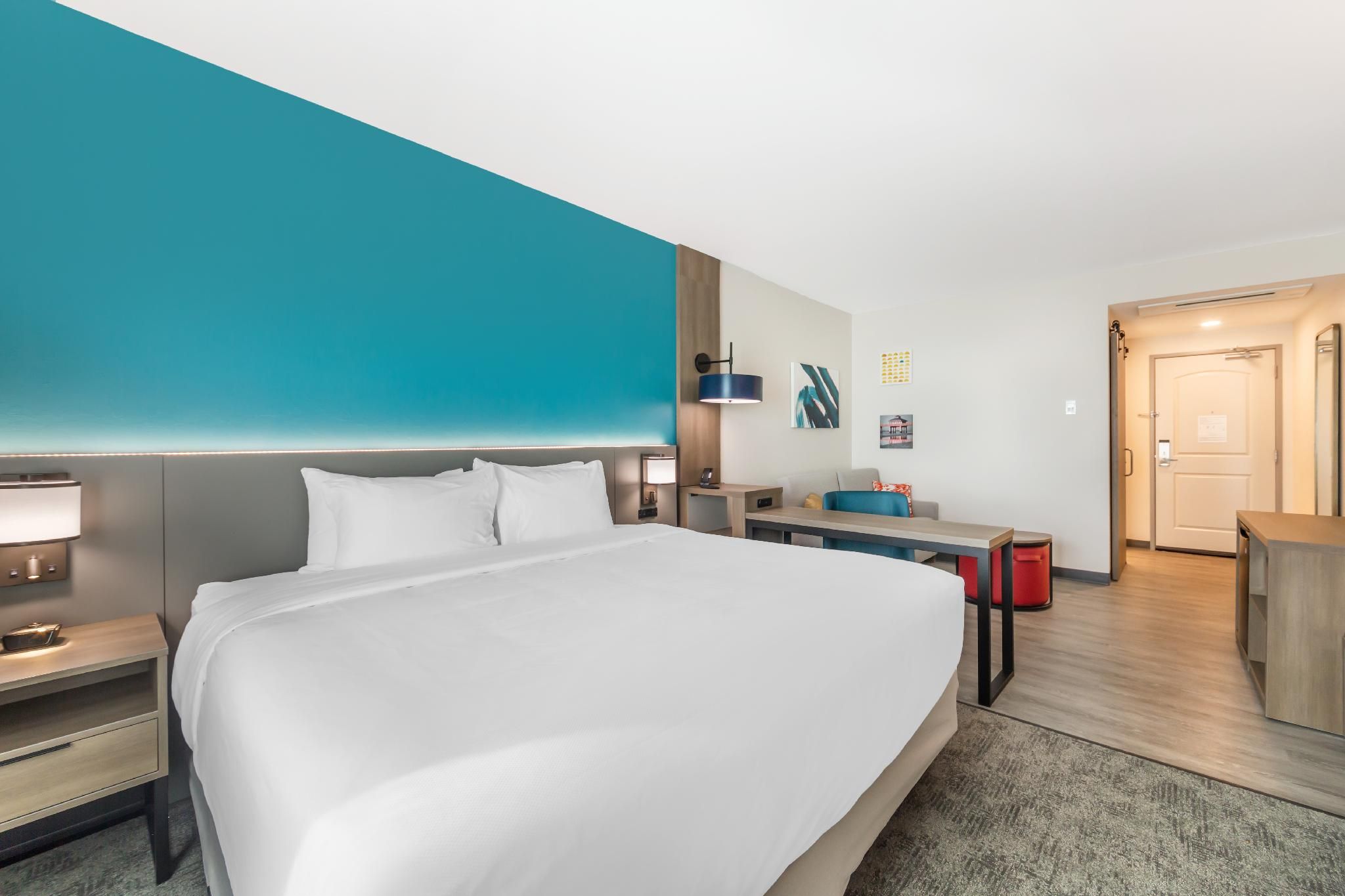 1 King Bed, Suite, Nonsmoking - Accessible