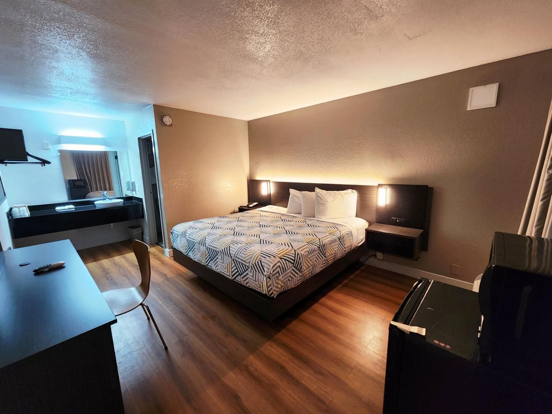 1 King Bed | Smoking, Micfridge