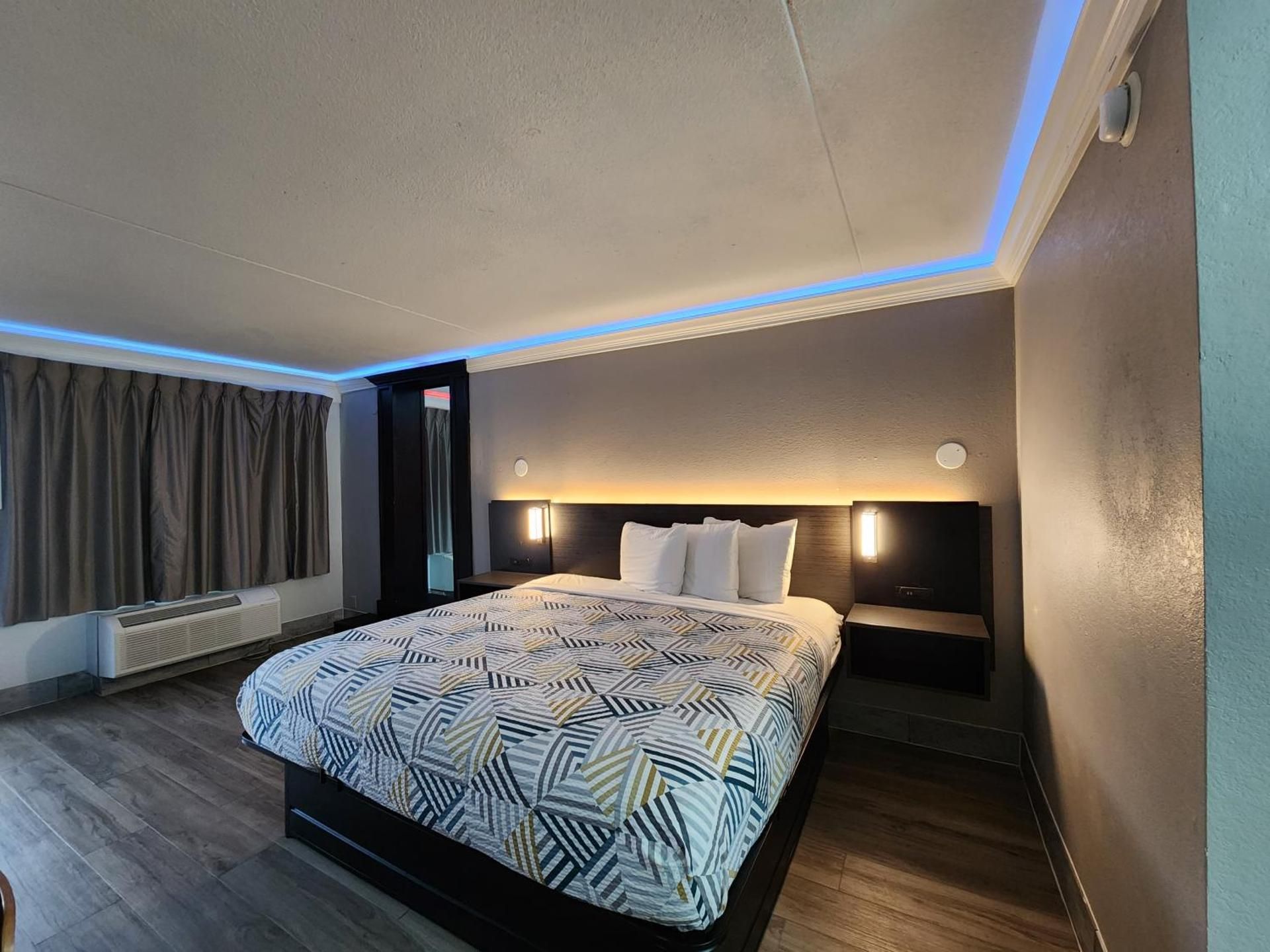 1 King Bed | Mobil Acc RI Shwr Smk Micfridg