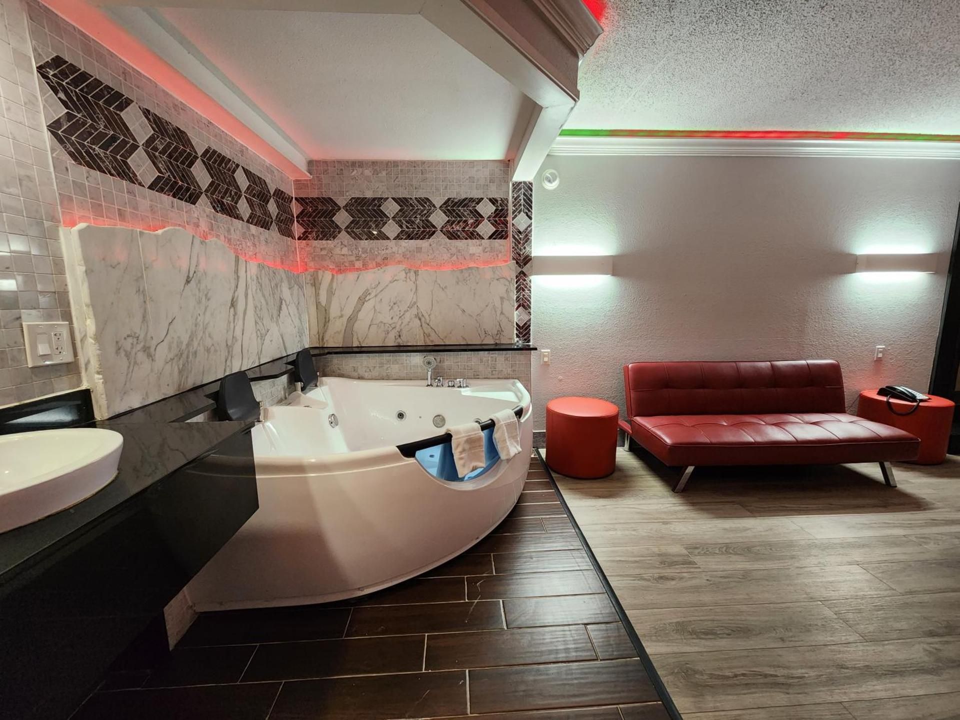 King Room with Spa Bath - Smoking