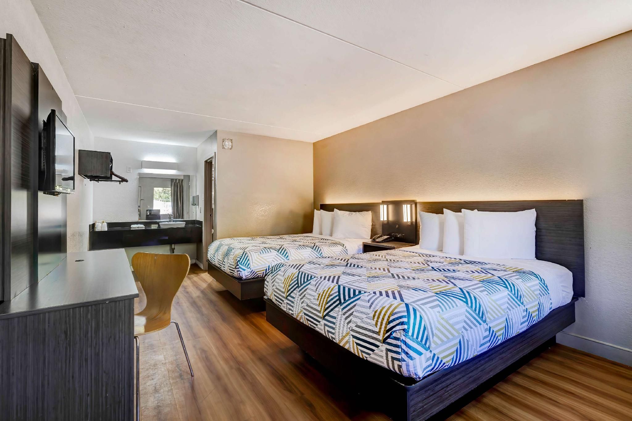 2 Queen Beds | Smoking, Micfridge