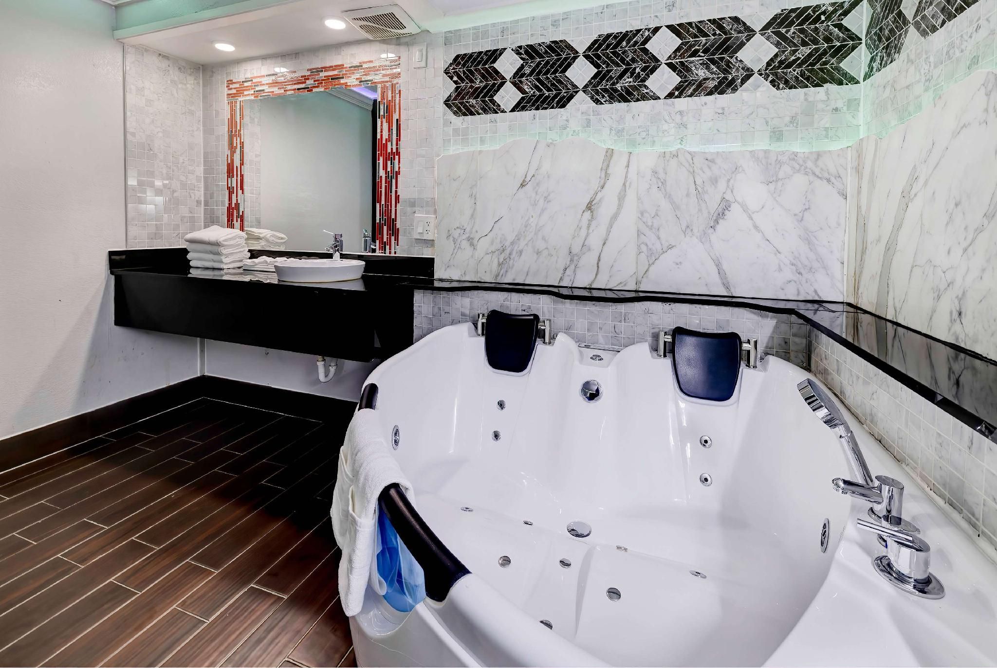 1 King Bed | Smoking, Hot Tub, Micfridge