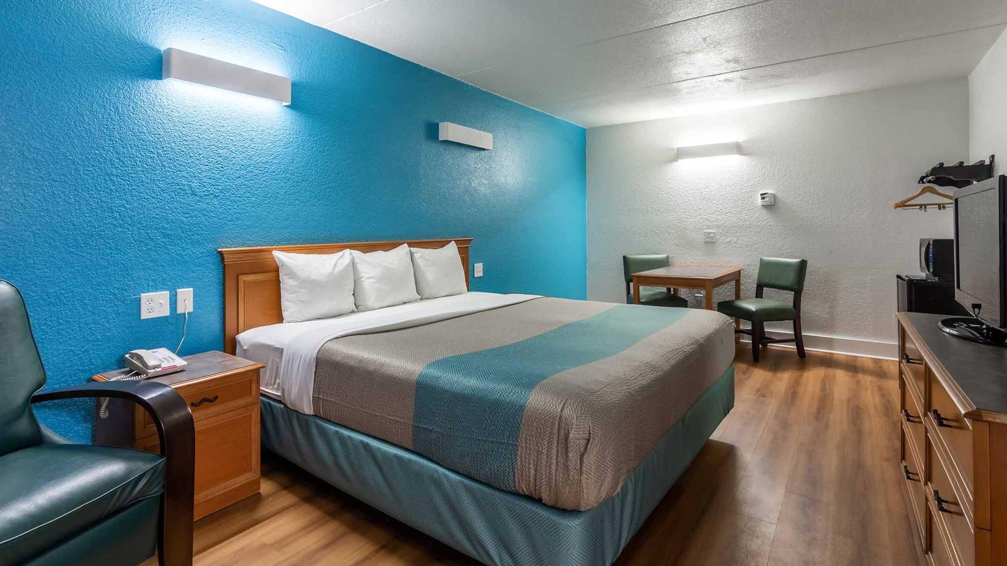 1 King Bed | Mobil Access Tub Nsmk Micfridg