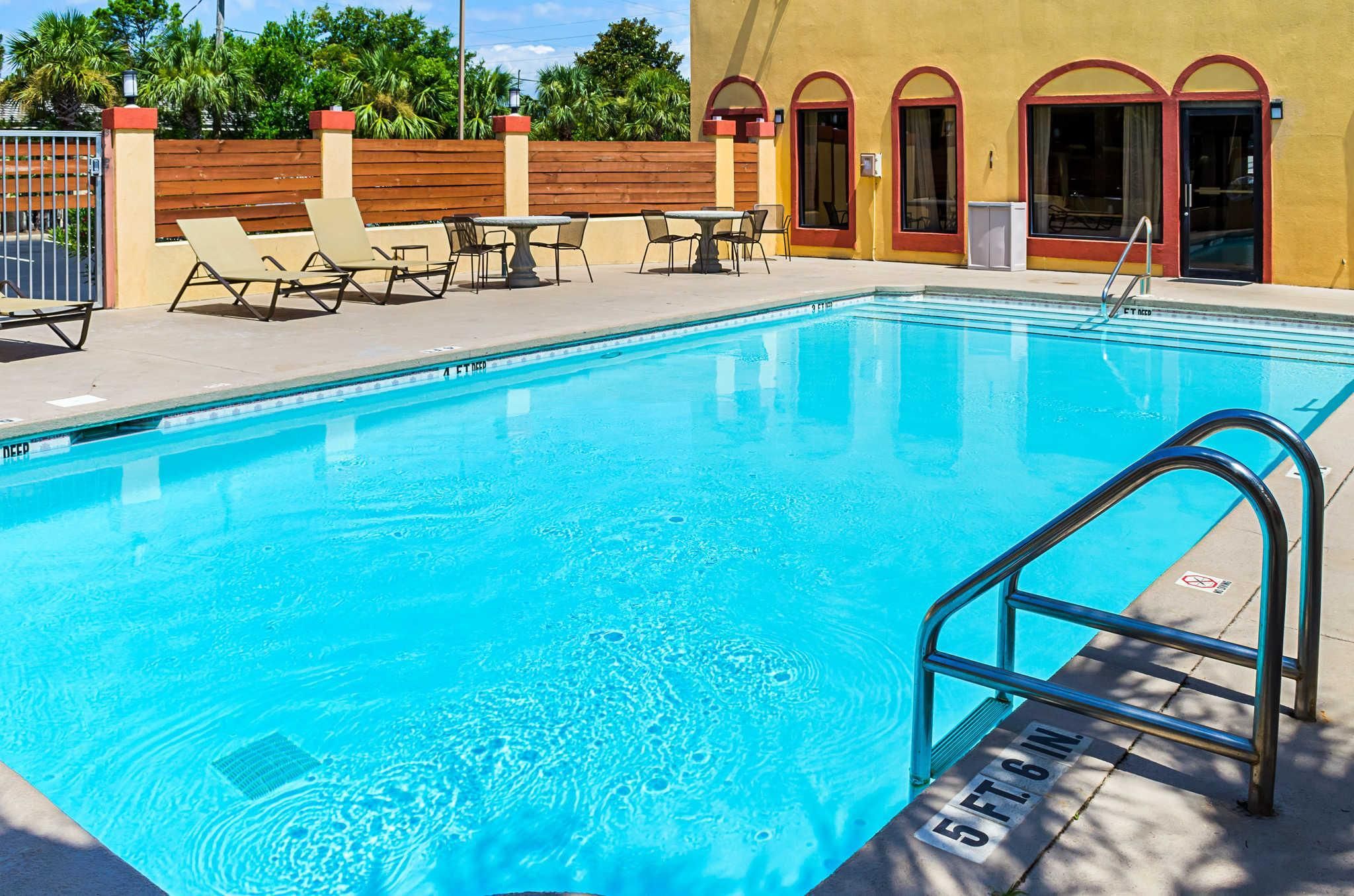 swimming pool [outdoor]