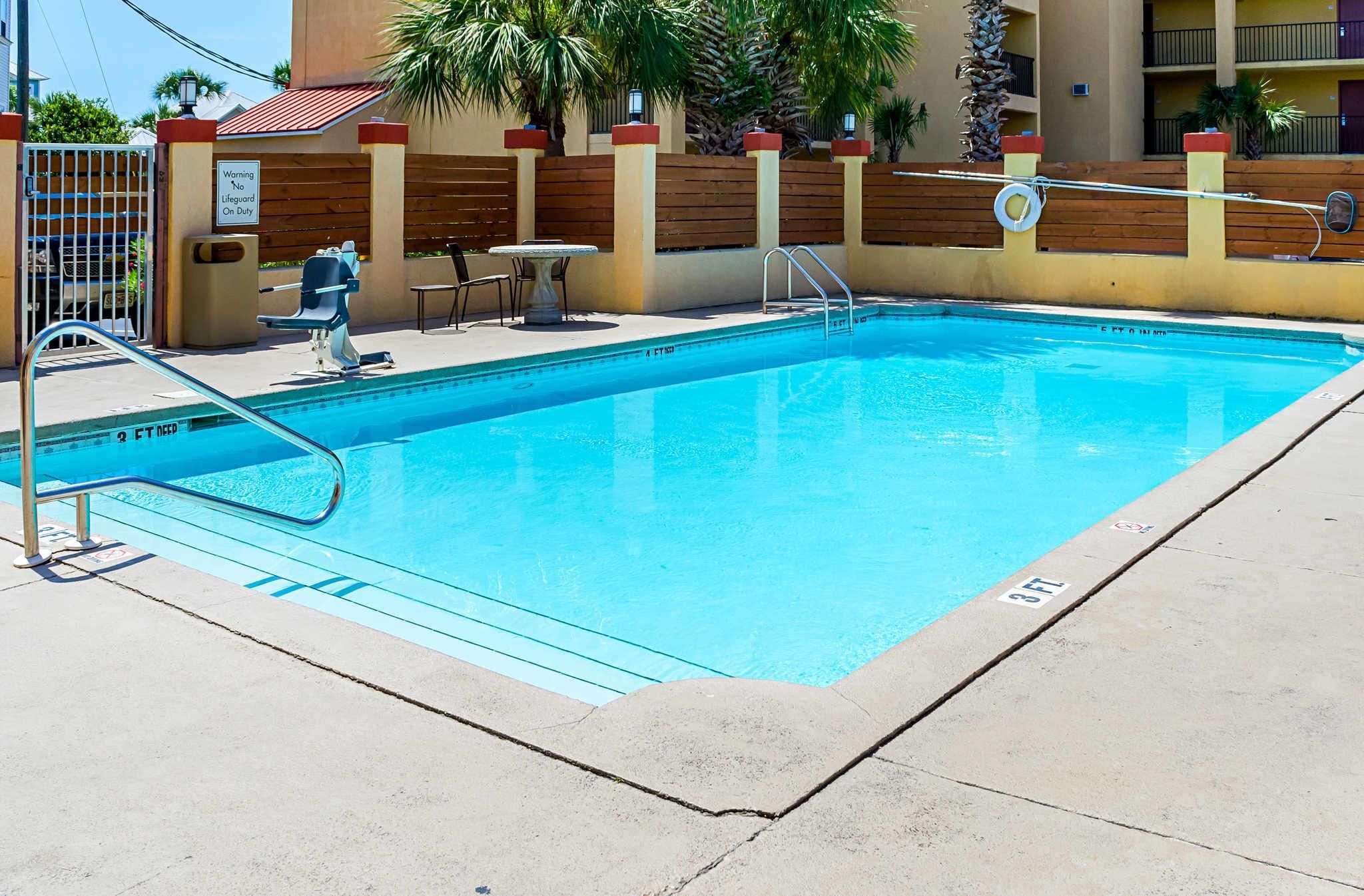 swimming pool [outdoor]