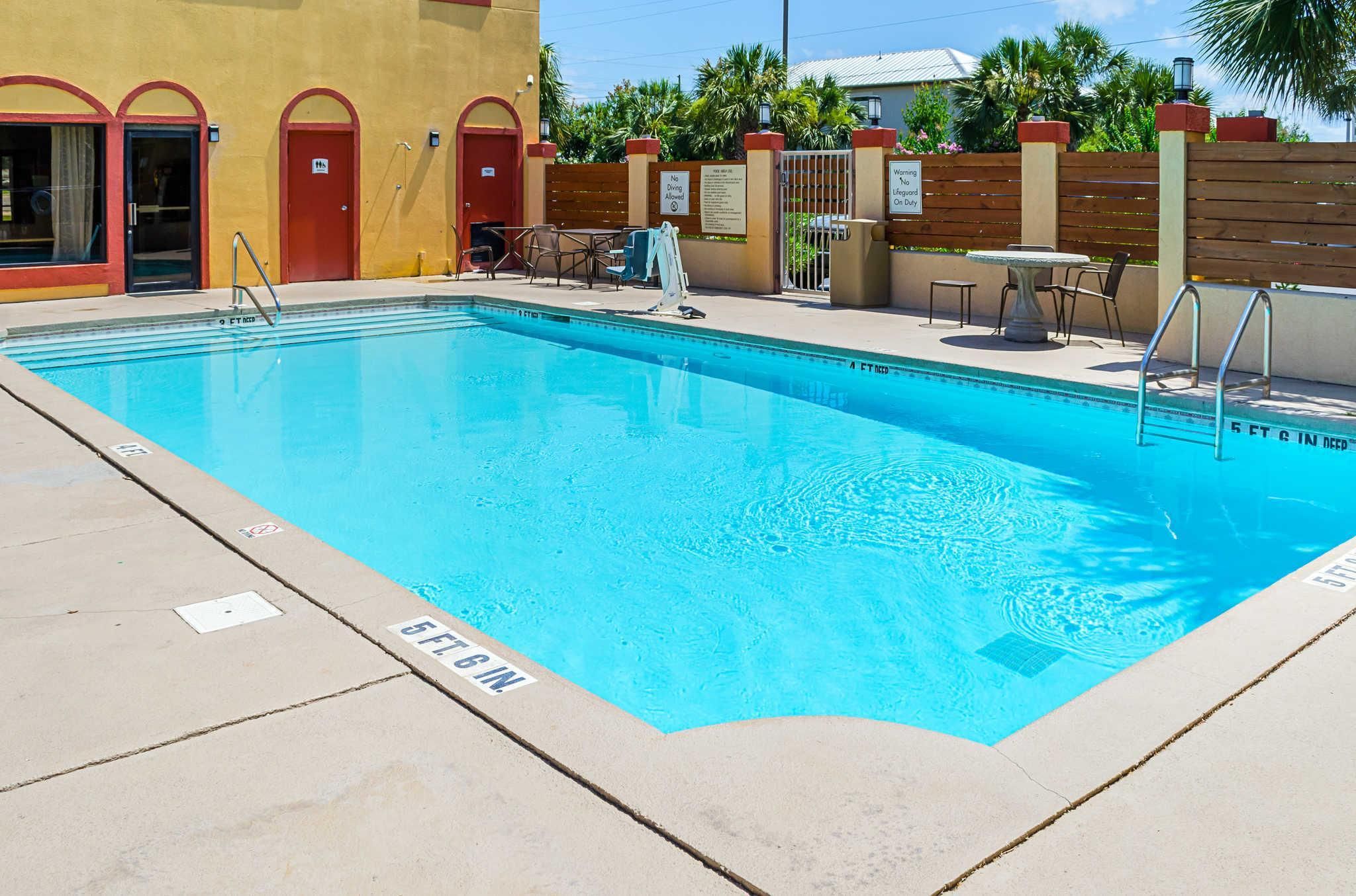 swimming pool [outdoor]