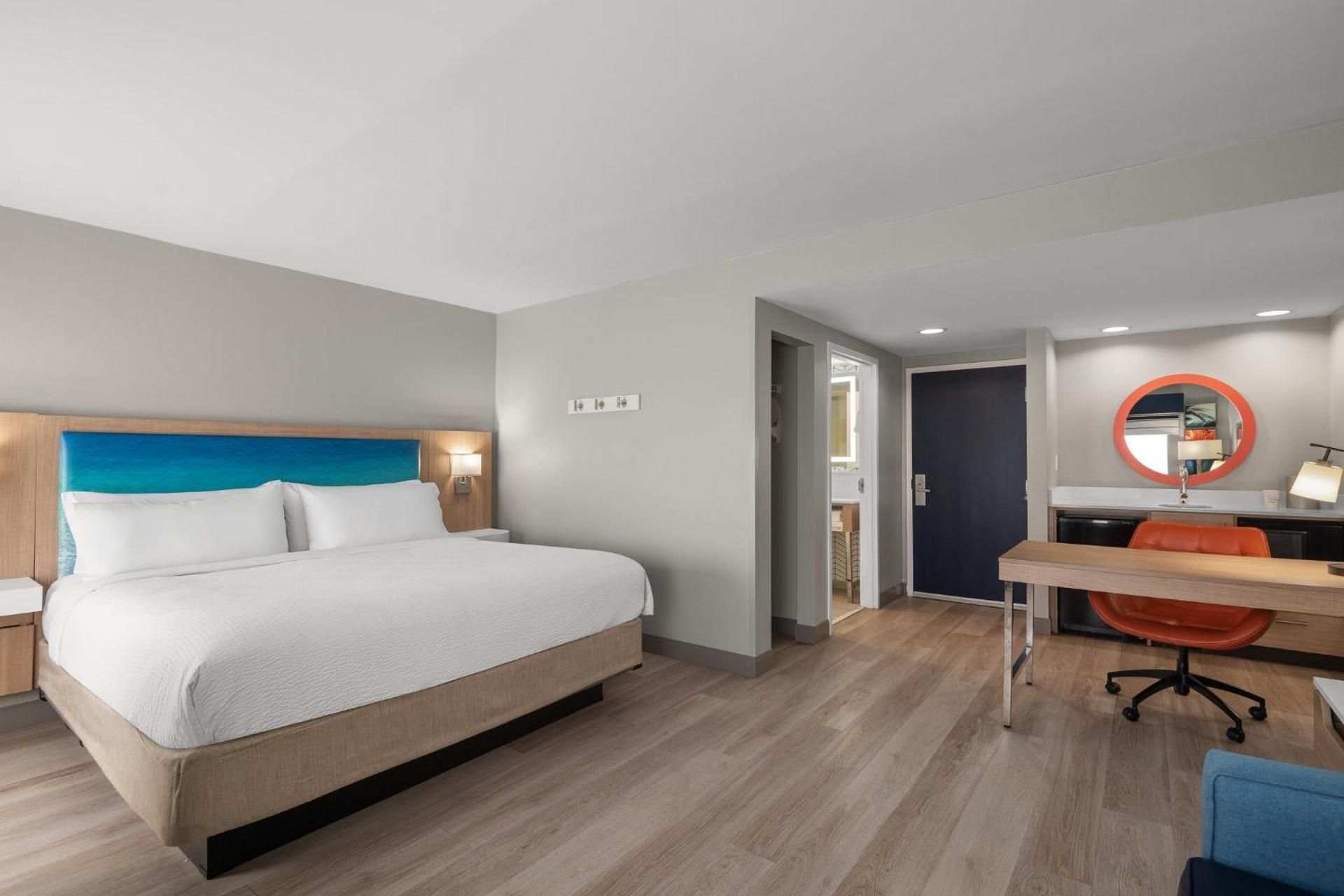 Holiday Inn Express and Suites Destin Miramar Beach by IHG King Suite with Single Sofa Bed 2