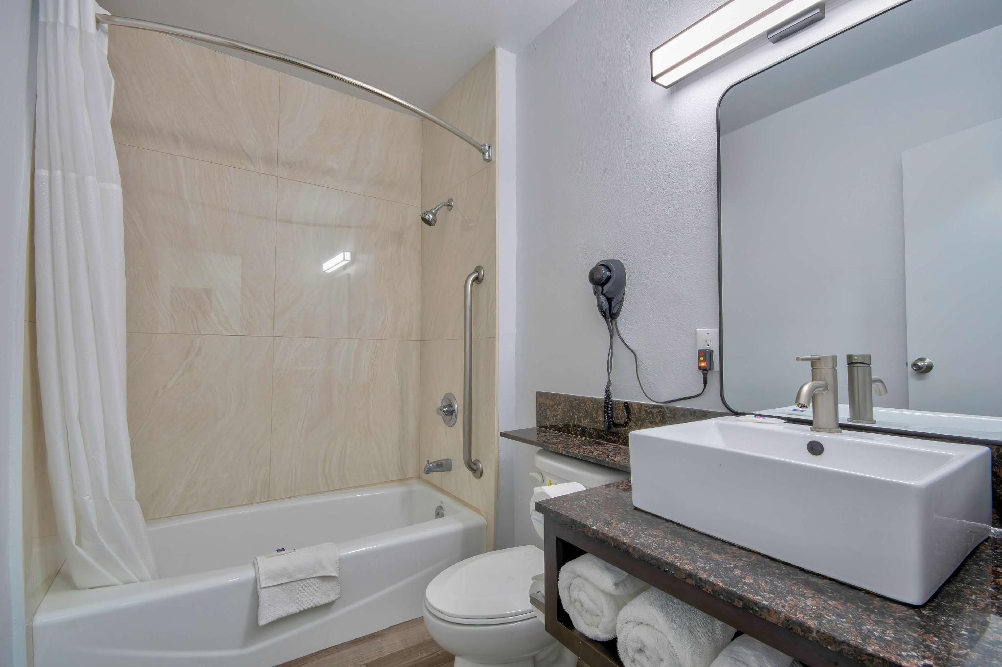 1 King Bed | Non-Smoking, Micfridge