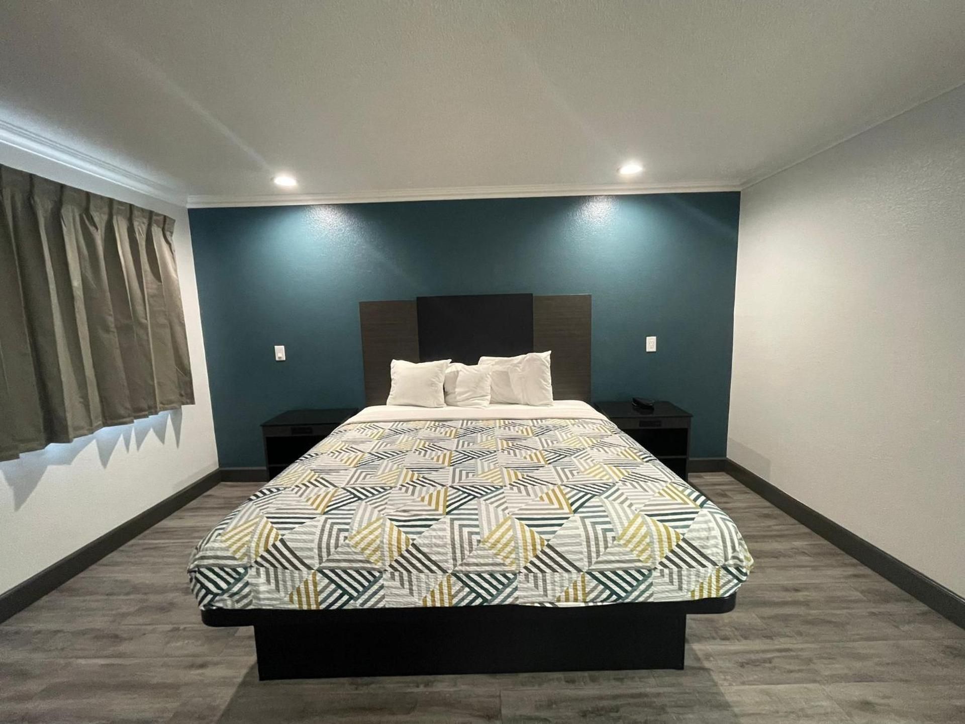 Efficiency King Room - Accessible/Smoking