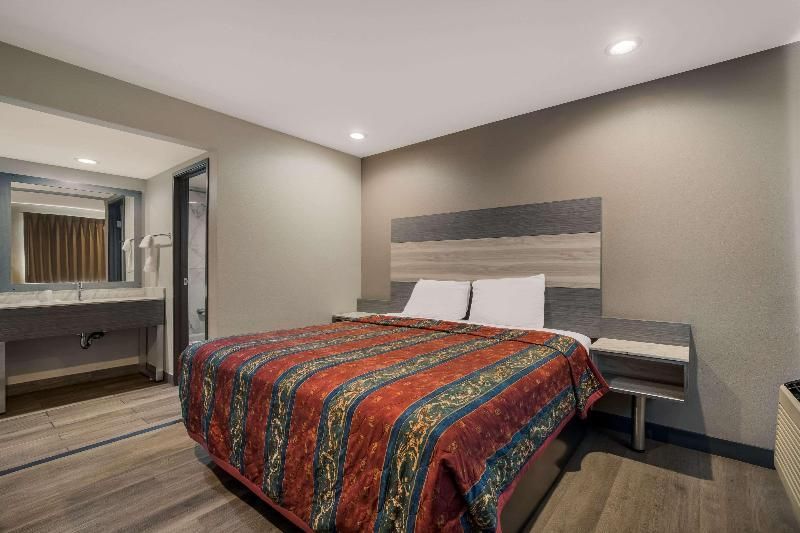 1 King Bed, Nonsmoking