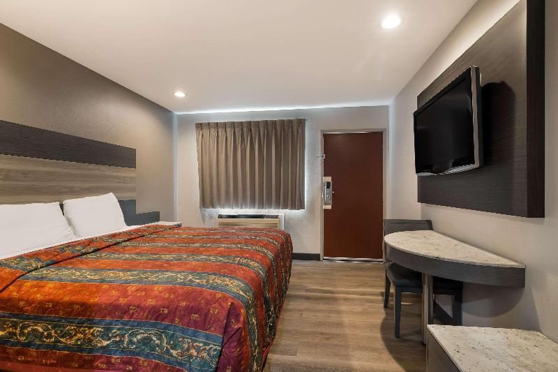 1 King Bed, Nonsmoking