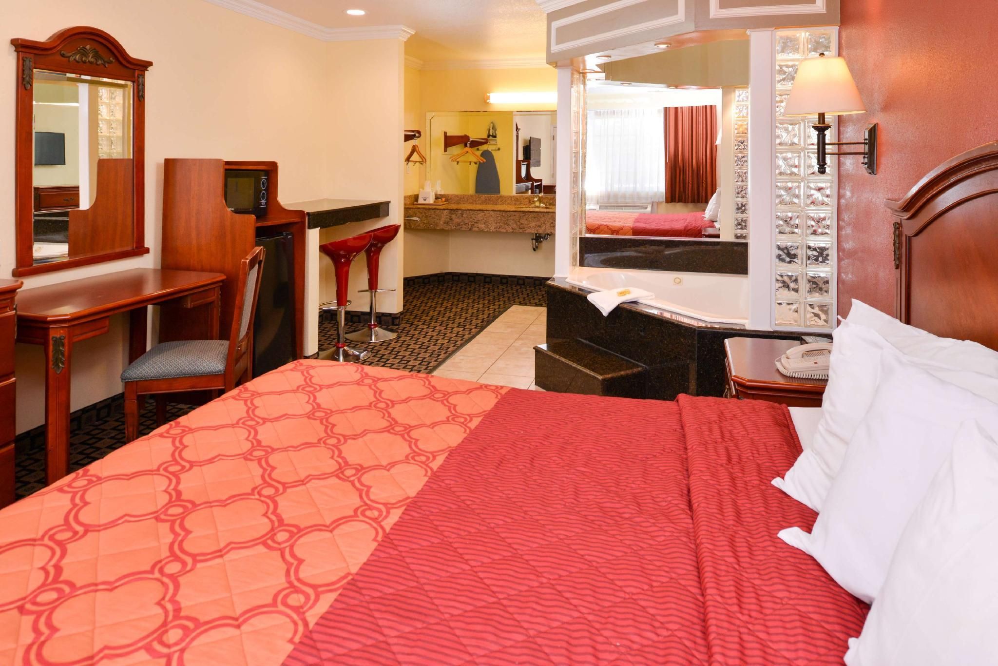 Americas Best Value Inn & Suites San Bernardino 1 King Bed Jacuzzi Suite 2