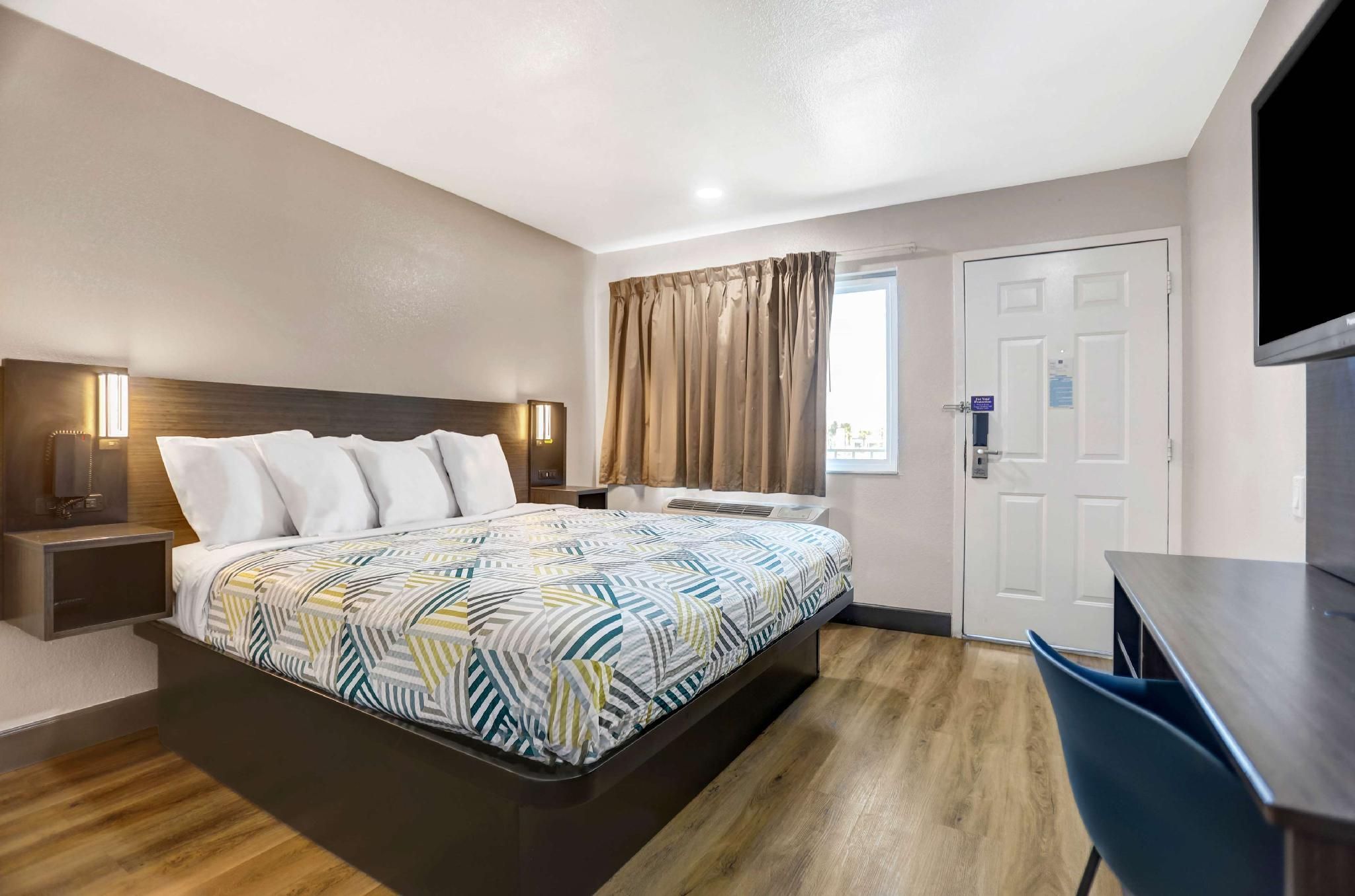 1 King Bed | Non-Smoking, Mini Fridge