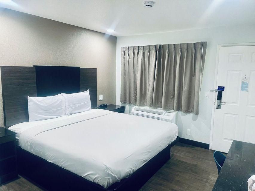 Deluxe King Room - Non-Smoking