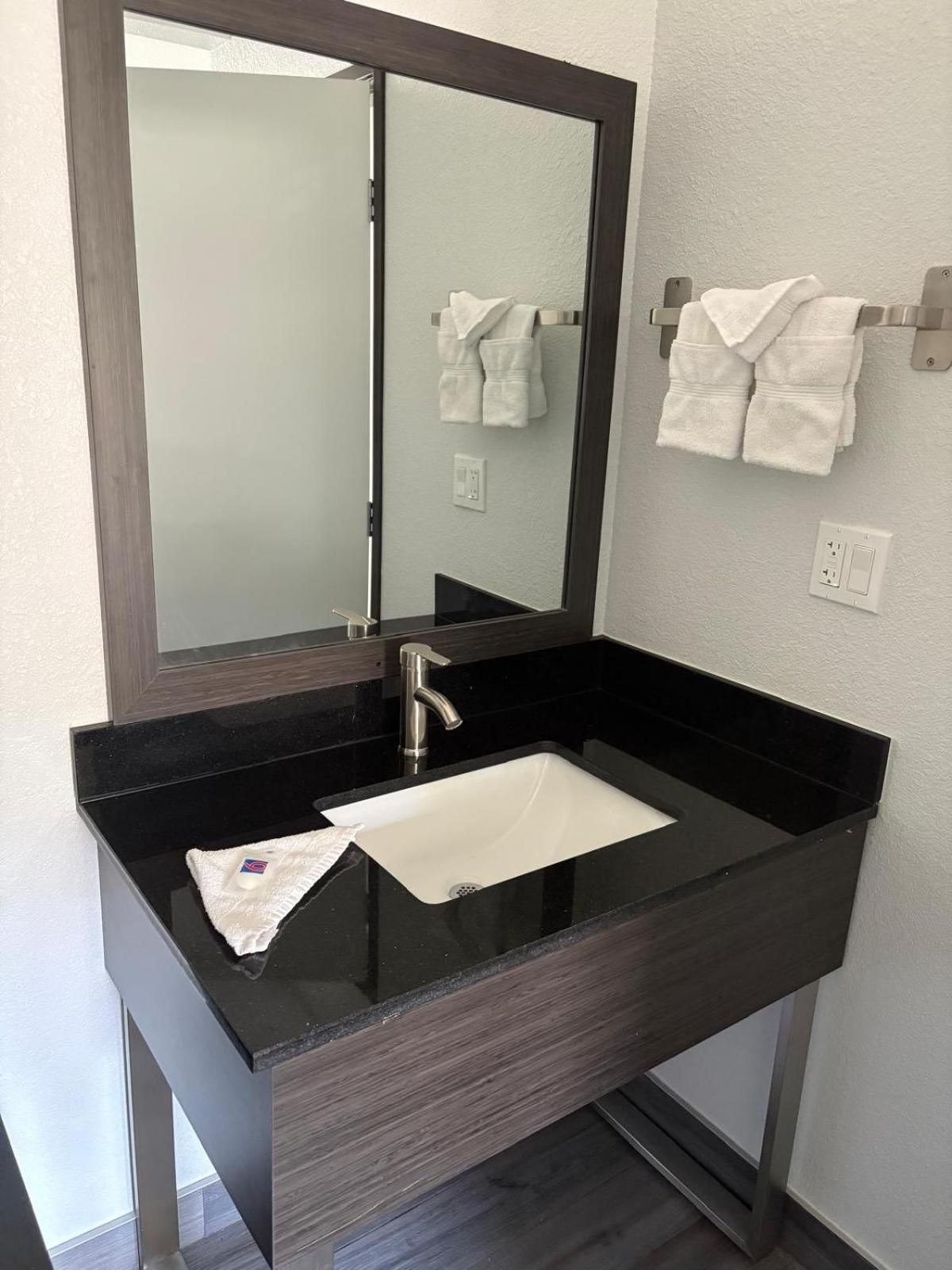 Double Room - Disability Access - Roll In Shower