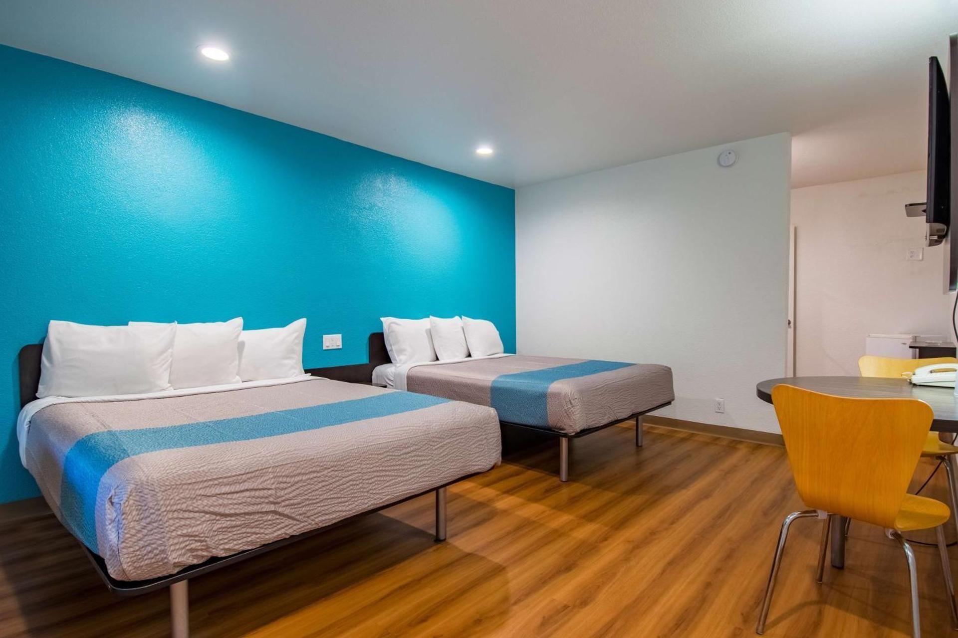 Motel 6 San Bernardino, CA - Downtown Deluxe Queen Room with Two Queen Beds - Smoking 2