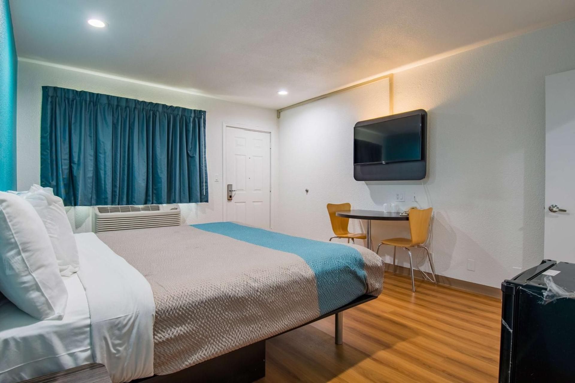 Deluxe King Room - Non-Smoking