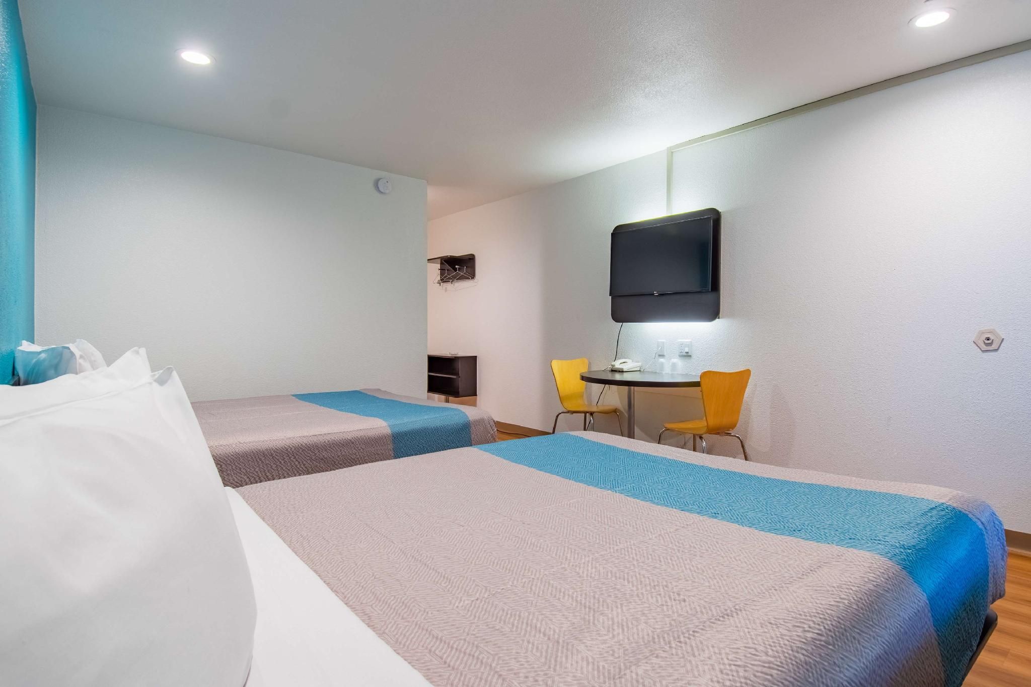2 Queen Beds | Smoking, Mini Fridge
