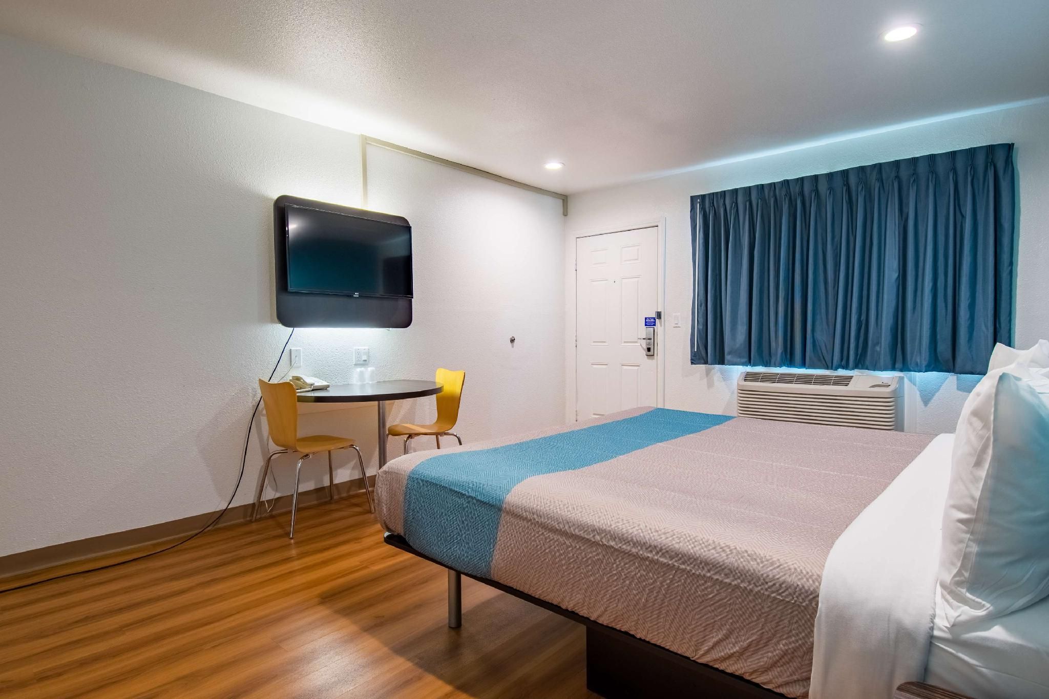 1 King Bed | Mob Acc RI Shwr Nsmk Minifridg