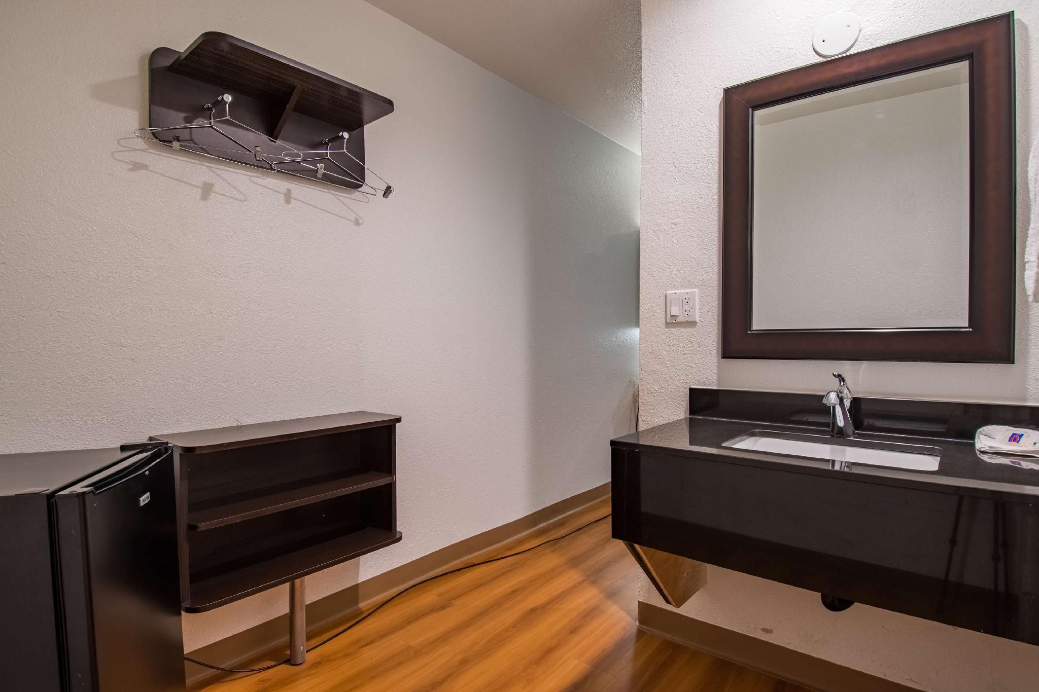 1 King Bed | Smoking, Mini Fridge