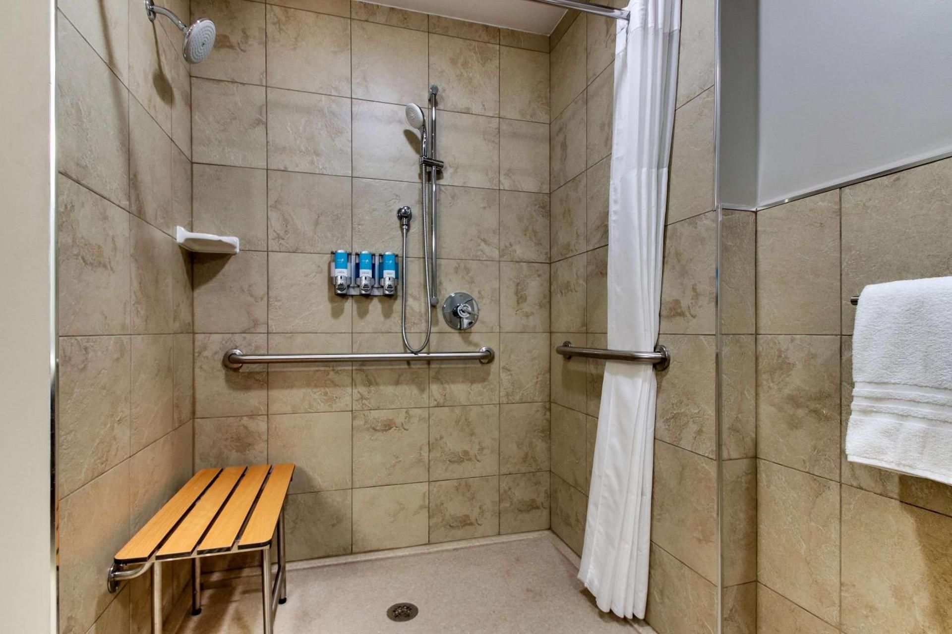 Drury Plaza Hotel Milwaukee Downtown Deluxe Queen Room with Two Queen Beds - Hearing Accessible, Roll-in Shower 3