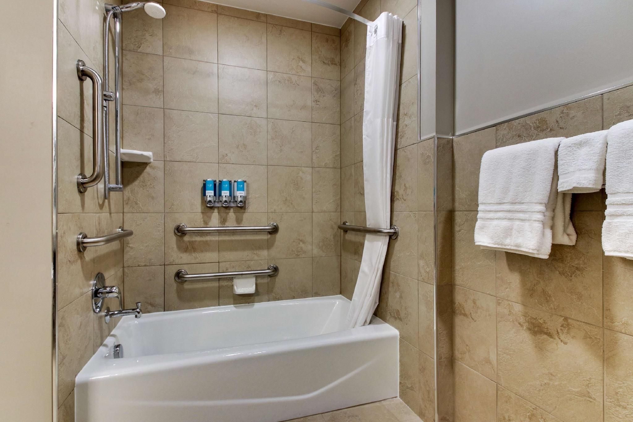 Drury Plaza Hotel Milwaukee Downtown 2 Queen Beds Hearing Accessible with Tub 3