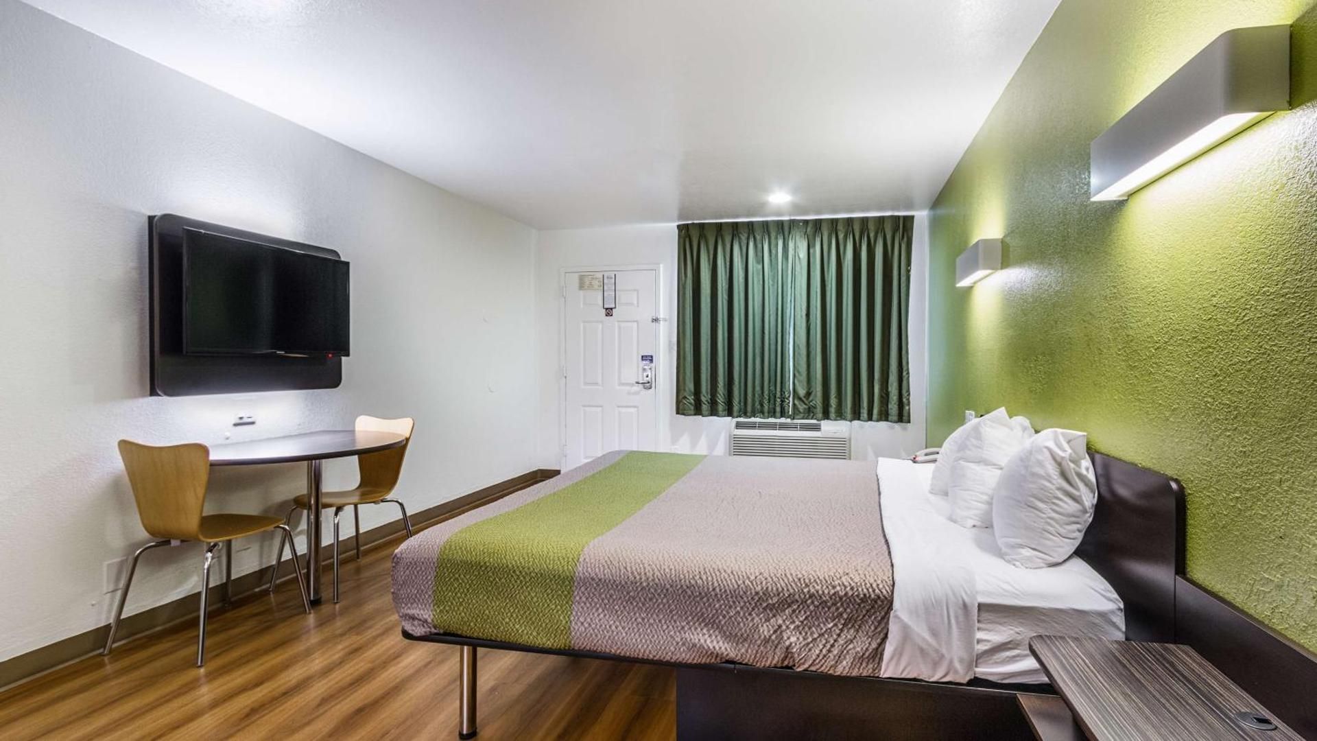 Deluxe King Room - Non-Smoking