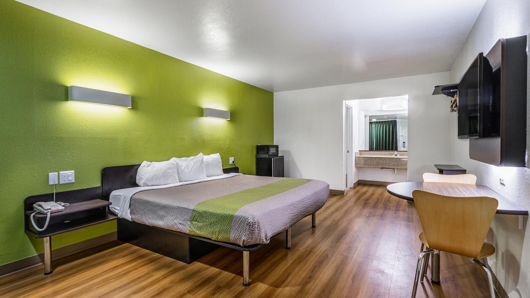 1 King Bed | Non-Smoking, Micfridge