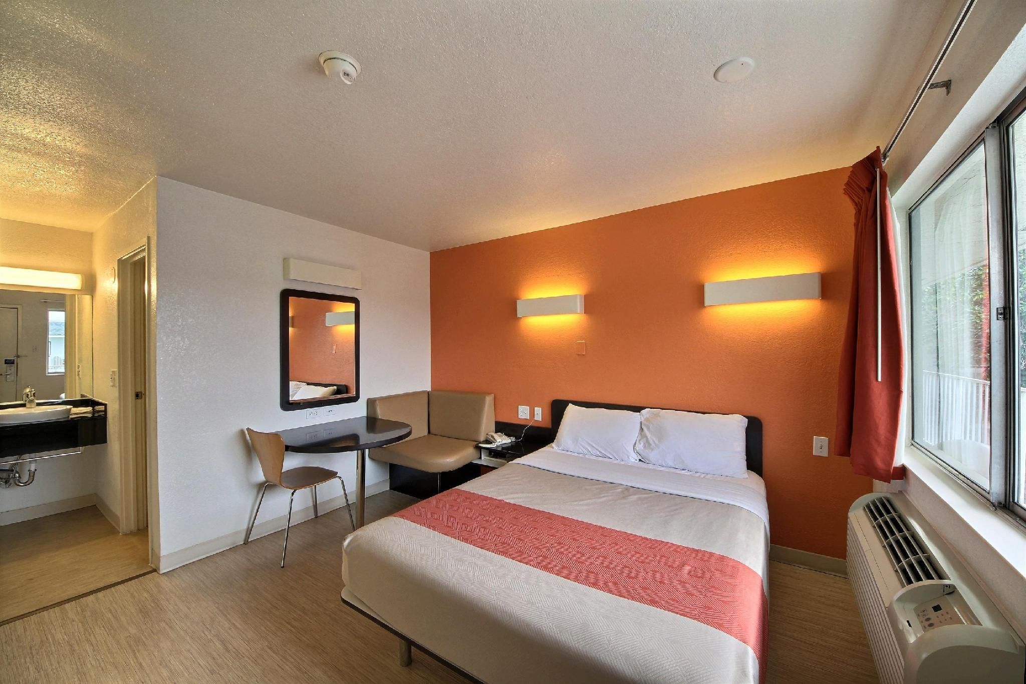 1 Queen Bed