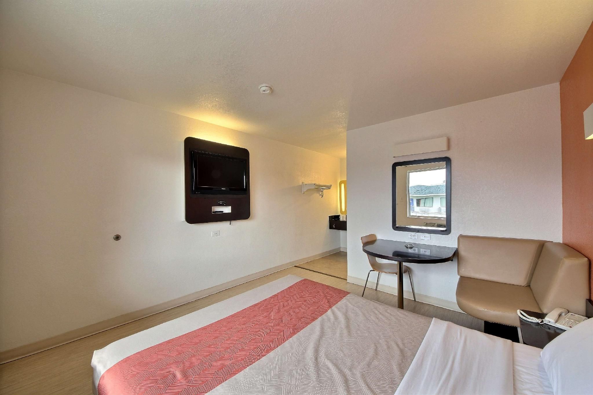 1 Queen Bed