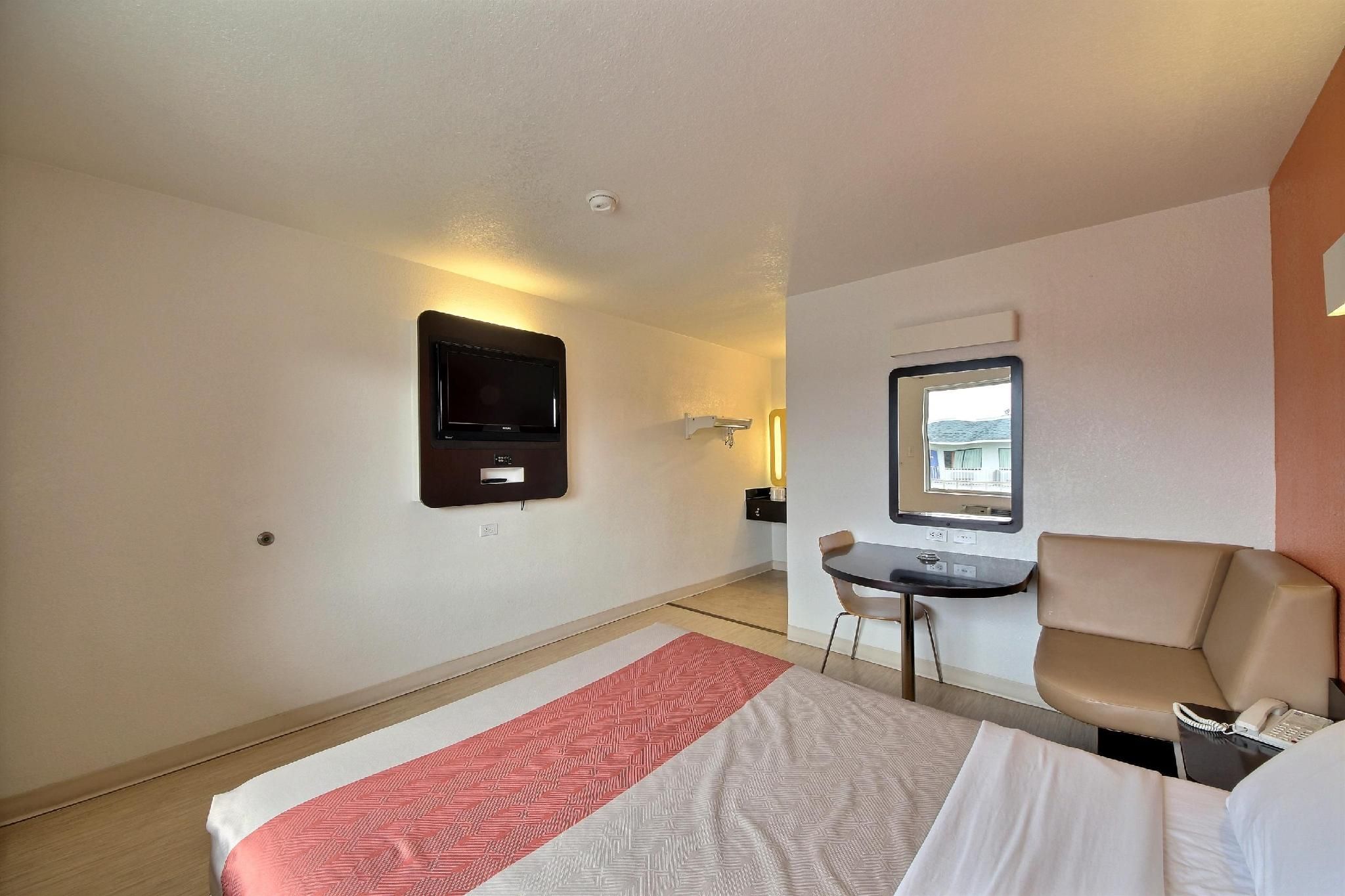 1 King Bed Accessible Tub