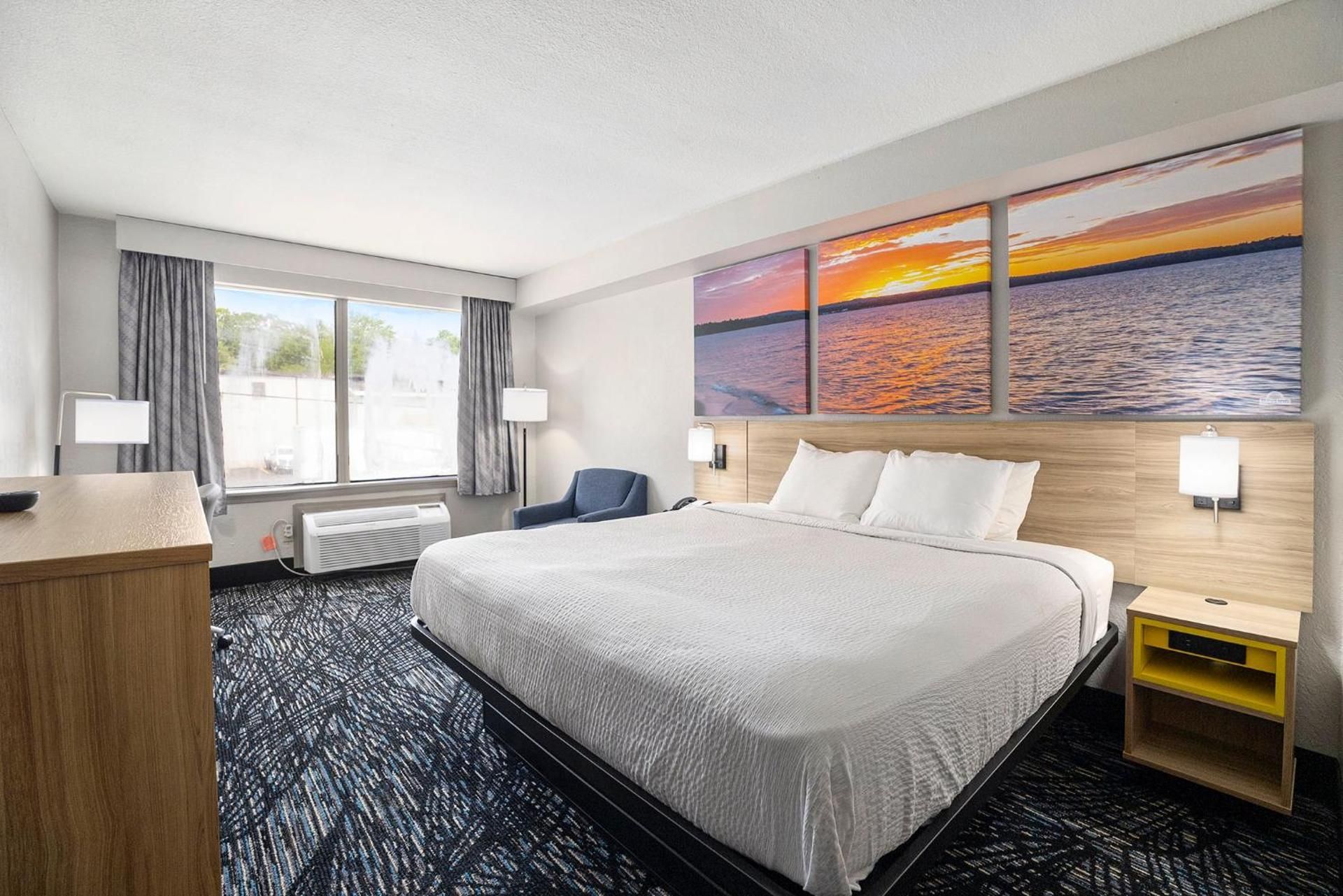1 King Bed, Non-Smoking